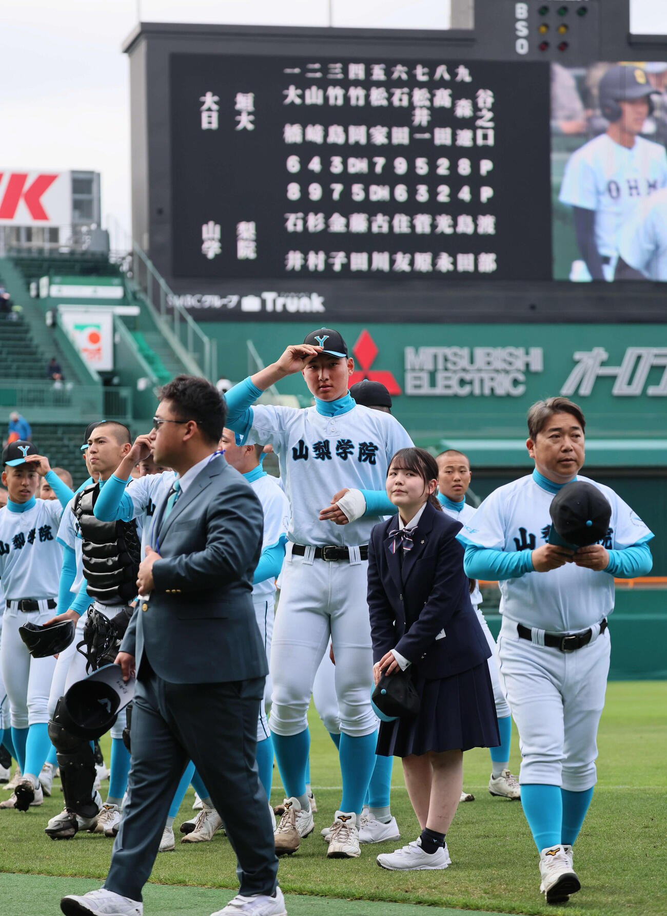大垣日大対山梨学院　負傷した左手にギプスをしてあいさつする山梨学院・菰田（撮影・宮崎幸一）