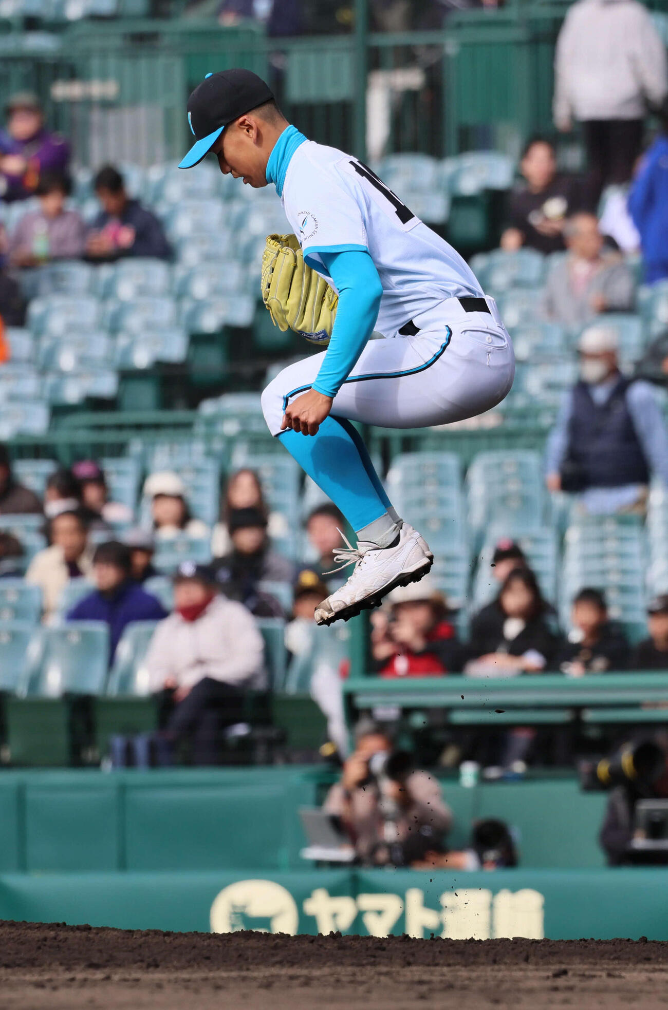 大垣日大対山梨学院　5回、マウンド下でジャンプする山梨学院・渡部（撮影・宮崎幸一）