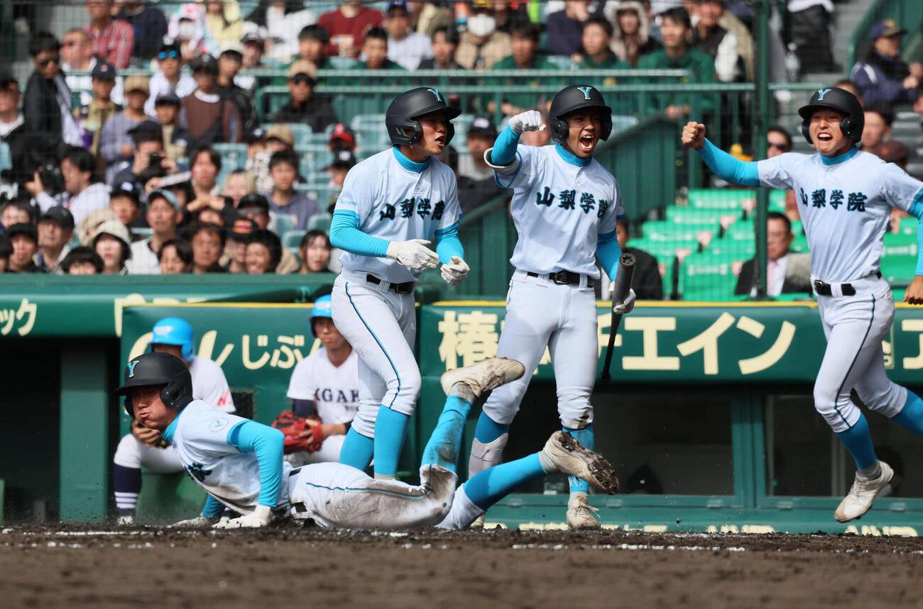 大垣日大対山梨学院　7回裏山梨学院1死満塁、石井の中前勝ち越し2点適時打で歓喜する山梨学院ナイン（撮影・宮崎幸一）