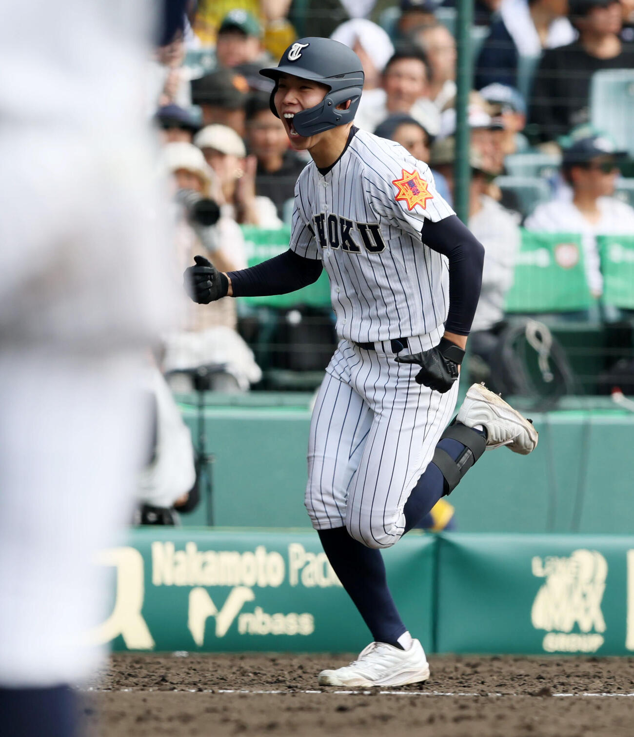 英明対東北　8回裏東北1死、松本は左越えソロ本塁打を放ちガッツポーズを見せる（撮影・加藤哉）