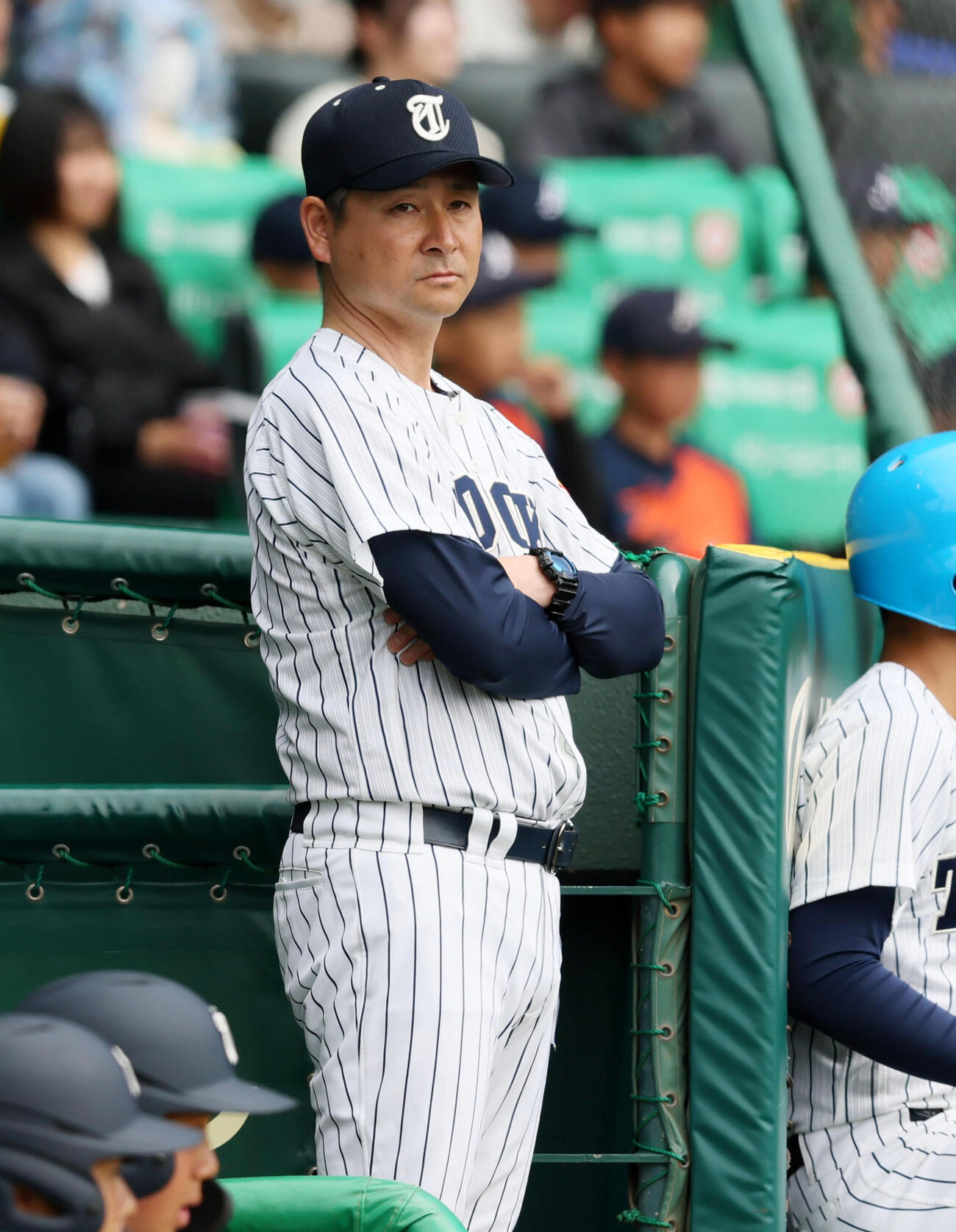 英明対東北　1回表、ベンチから選手を見る東北・我妻監督（撮影・加藤哉）