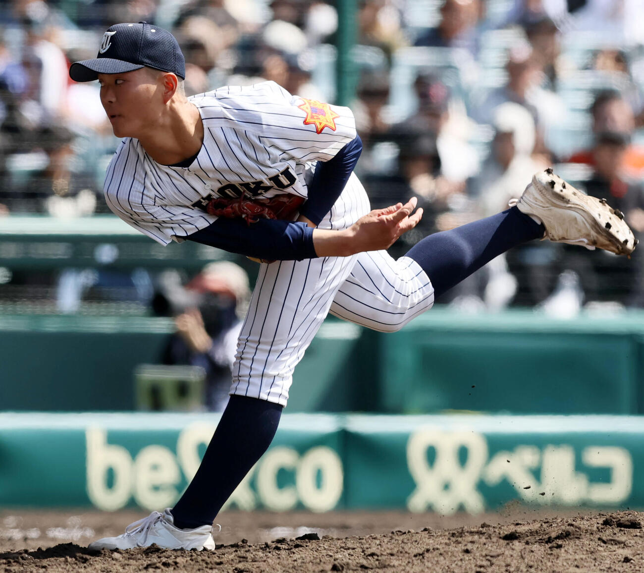英明対東北　東北2番手で登板の石崎（撮影・加藤哉）