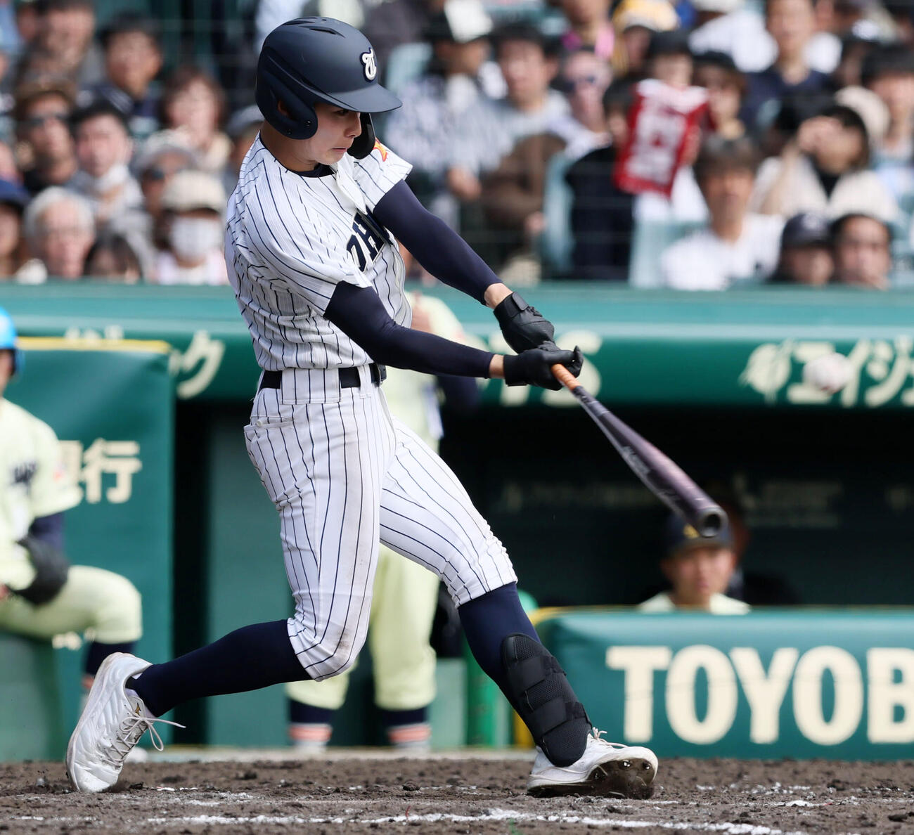英明対東北　8回裏東北1死、松本は左越えソロ本塁打を放つ（撮影・加藤哉）