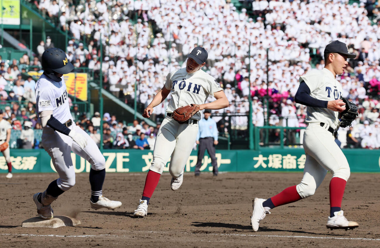 大阪桐蔭対三重　7回裏三重1死、この回から一塁守備に就いた中村は福田の打球を捕球し投手石原（右）へトス（撮影・加藤哉）