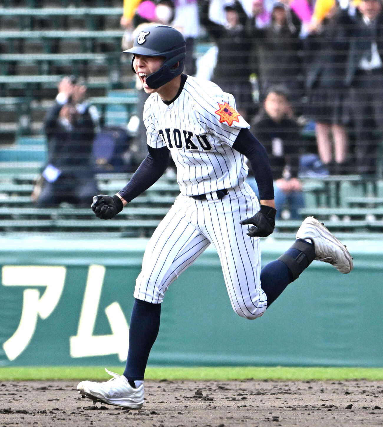 英明対東北　8回表裏東北1死　松本叶大は左越え本塁打を放つ（撮影・石井愛子）