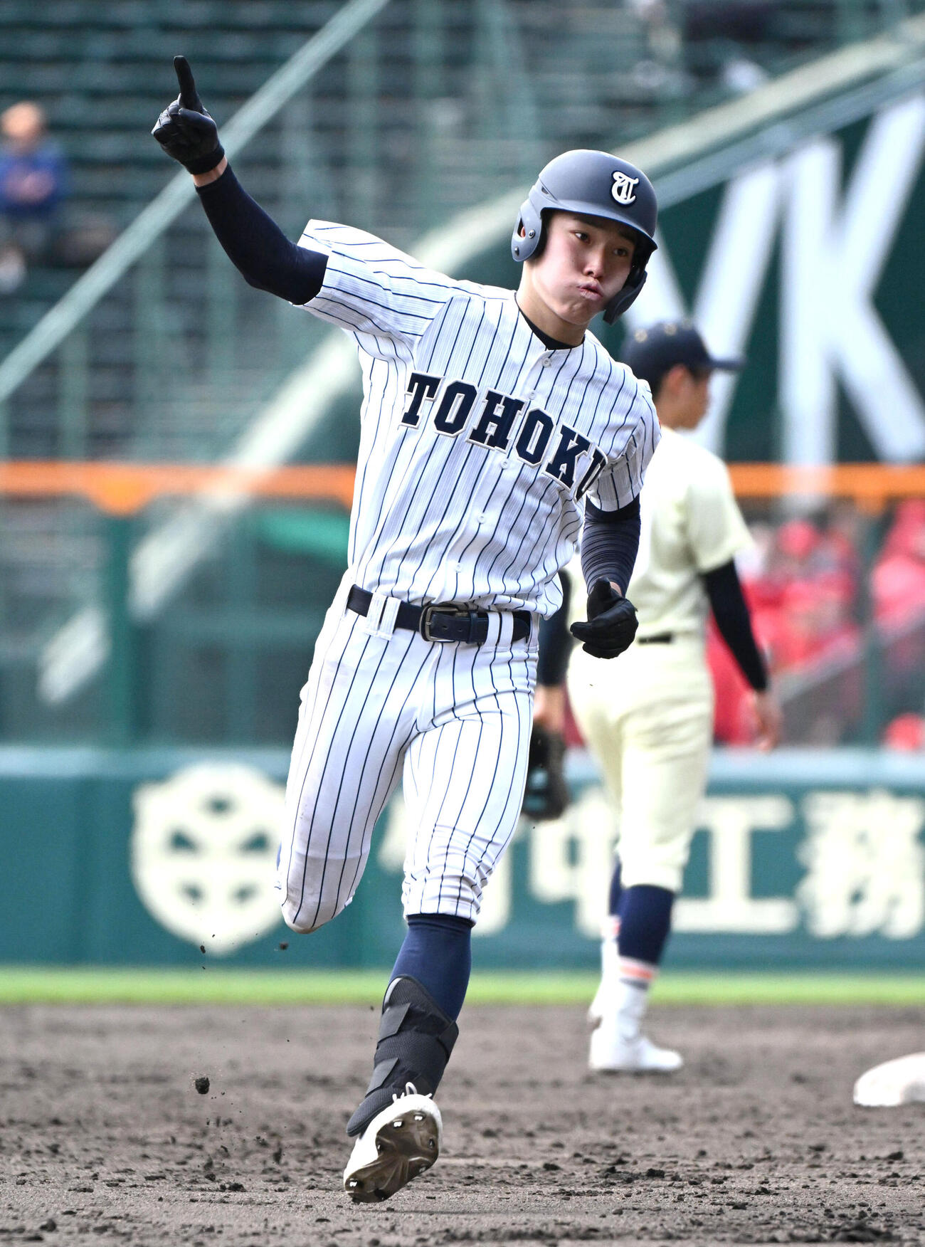 英明対東北　8回表裏東北1死　松本叶大は左越え本塁打を放つ（撮影・石井愛子）