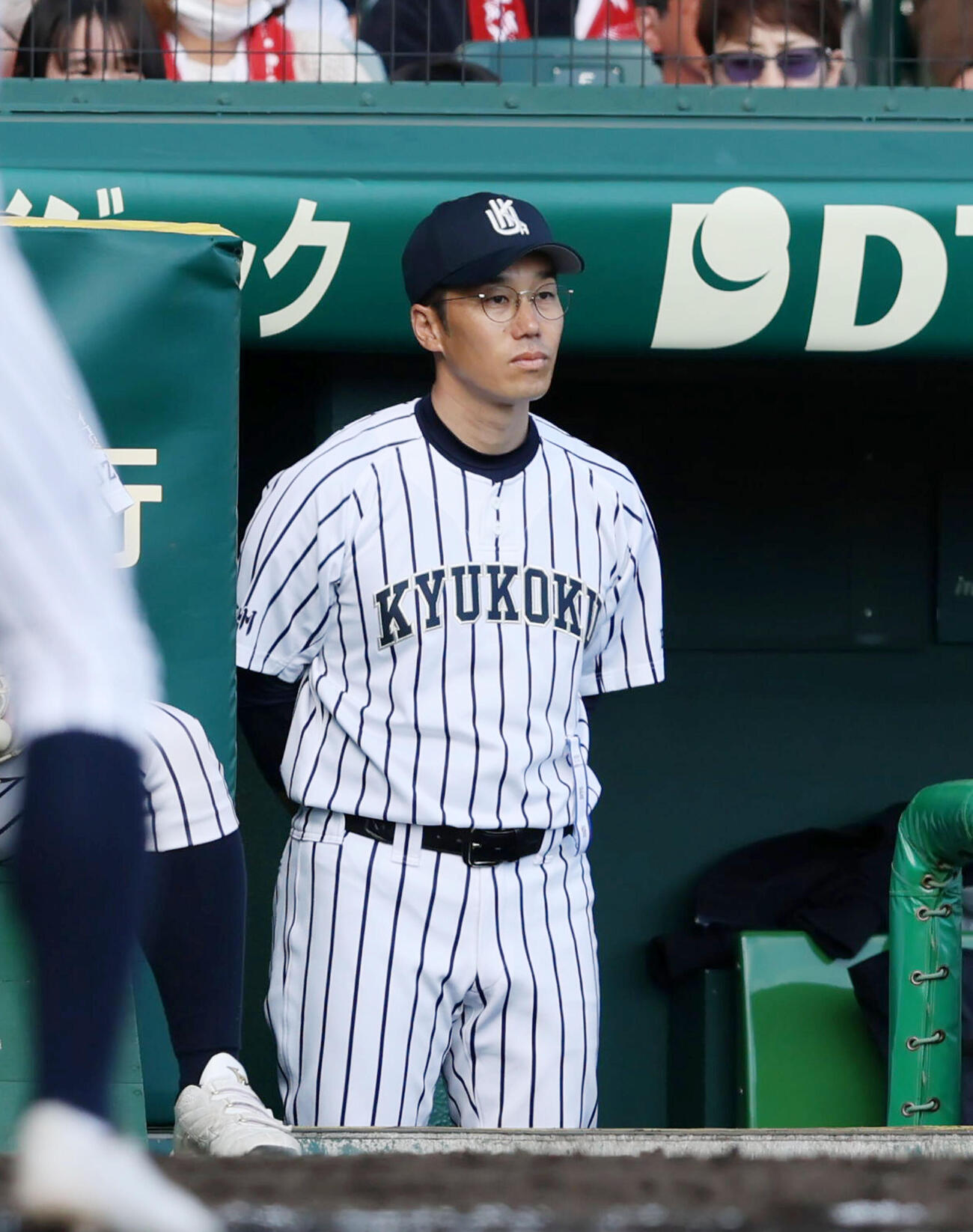 九州国際大付対専大松戸　ベンチに立って選手を見る九州国際大付・楠城監督（撮影・加藤哉）