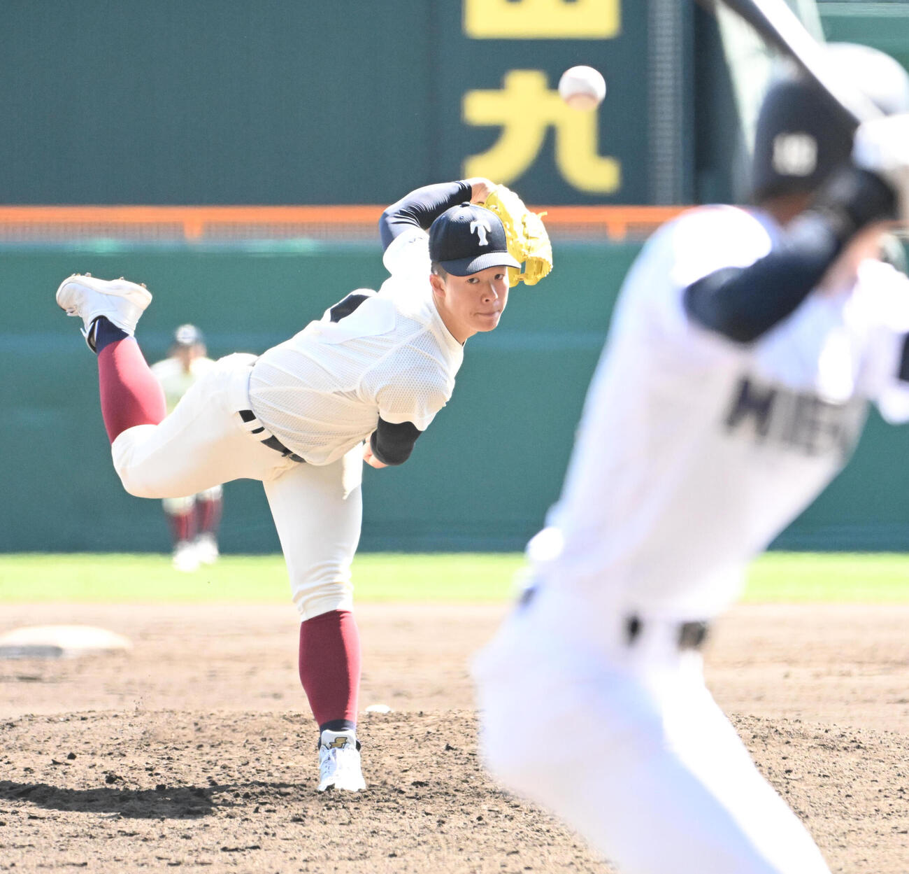 大阪桐蔭対三重　2回裏三重1死　中森仁瑚（右）に投球する大阪桐蔭の吉岡（撮影・石井愛子）