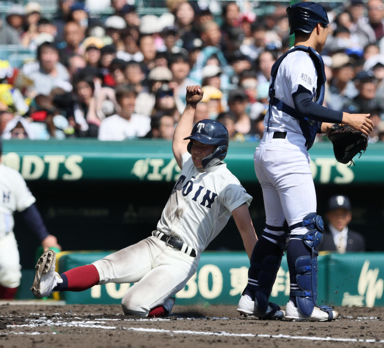 大阪桐蔭対三重　1回表大阪桐蔭2死一、二塁、藤田の中前適時打で生還する二走仲原（撮影・加藤哉）