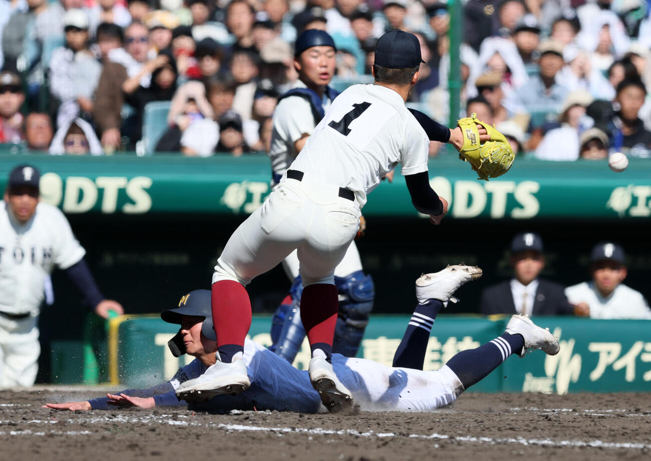 大阪桐蔭対三重　4回裏三重2死二、三塁、吉岡は打者水野のとき暴投で失点する。生還するのは三塁走者の松原（撮影・加藤哉）