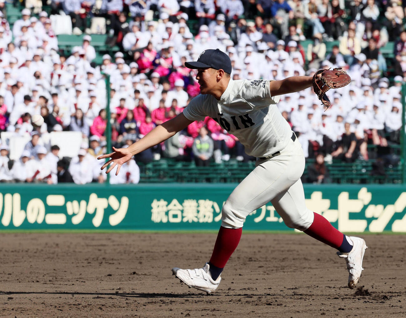 大阪桐蔭対三重　7回裏三重1死、この回から一塁守備に就いた中村は福田の打球を捕球し投手石原へトス（撮影・加藤哉）