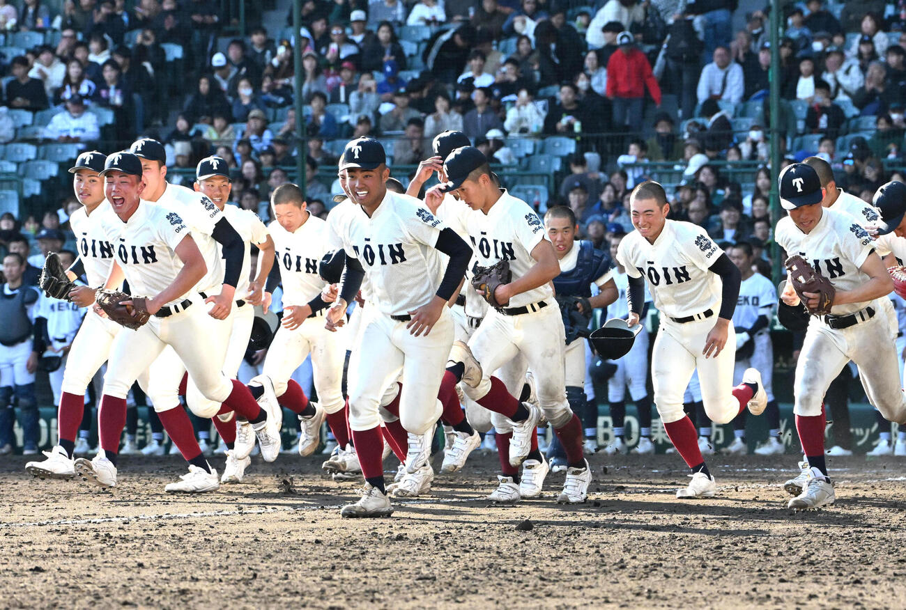 大阪桐蔭対三重　三重に勝利し駆けだす大阪桐蔭ナイン（撮影・石井愛子）