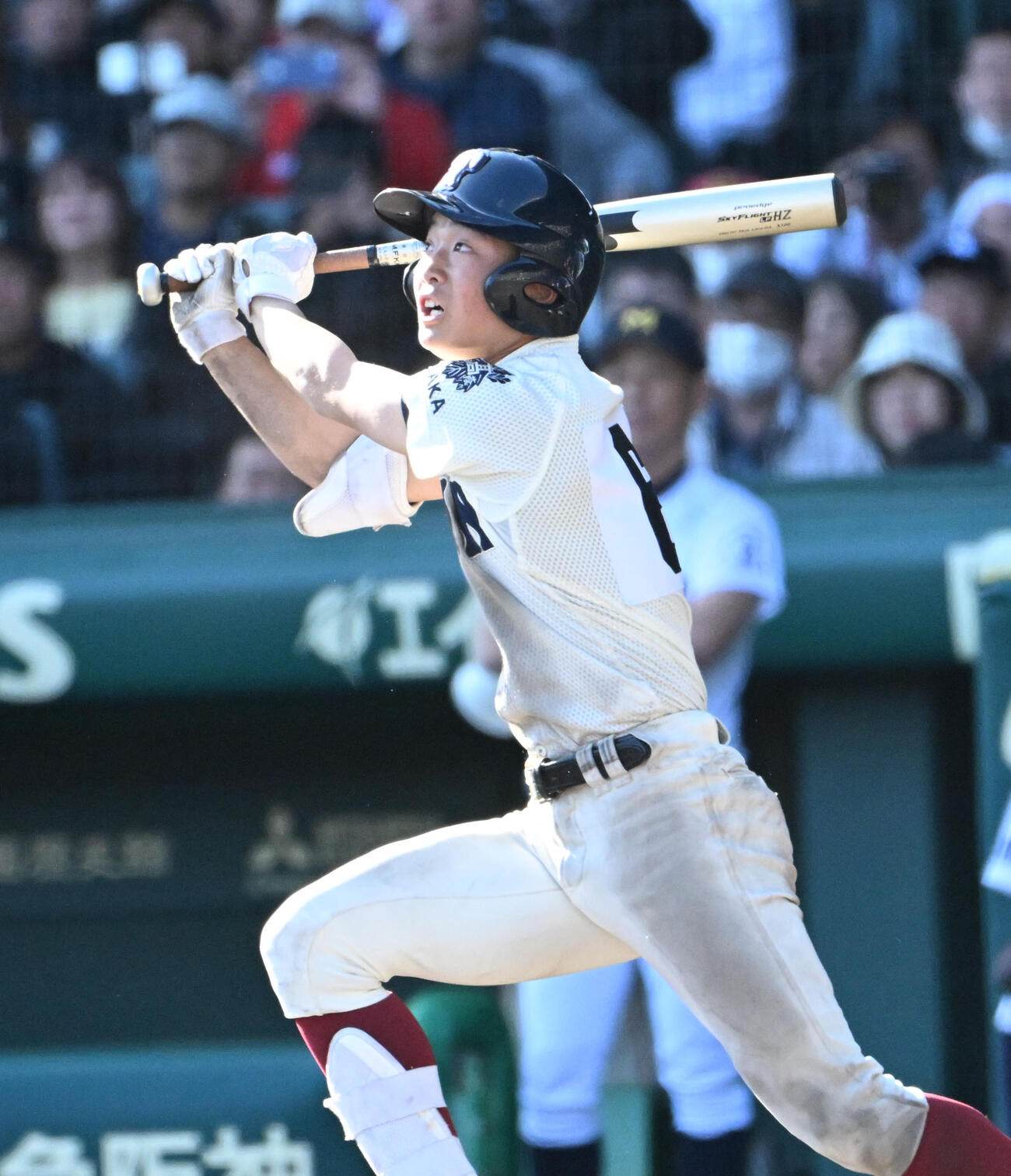 大阪桐蔭対三重　タイブレーク10回表大阪桐蔭無死一、二塁　中島は勝ち越しの中犠飛を放つ（撮影・石井愛子）