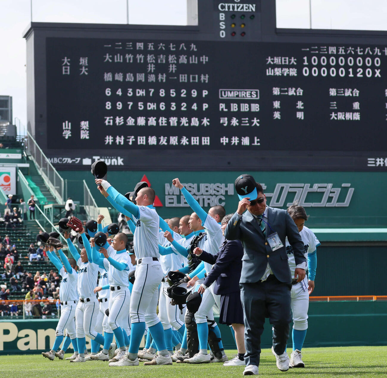 大垣日大対山梨学院　勝利のあいさつを行う山梨学院・菰田（左中央）ら（撮影・宮崎幸一）