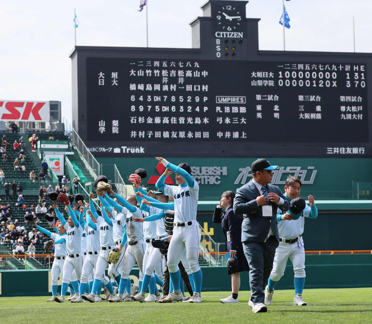 大垣日大対山梨学院　勝利のあいさつを行う山梨学院・菰田（中央）ら（撮影・宮崎幸一）