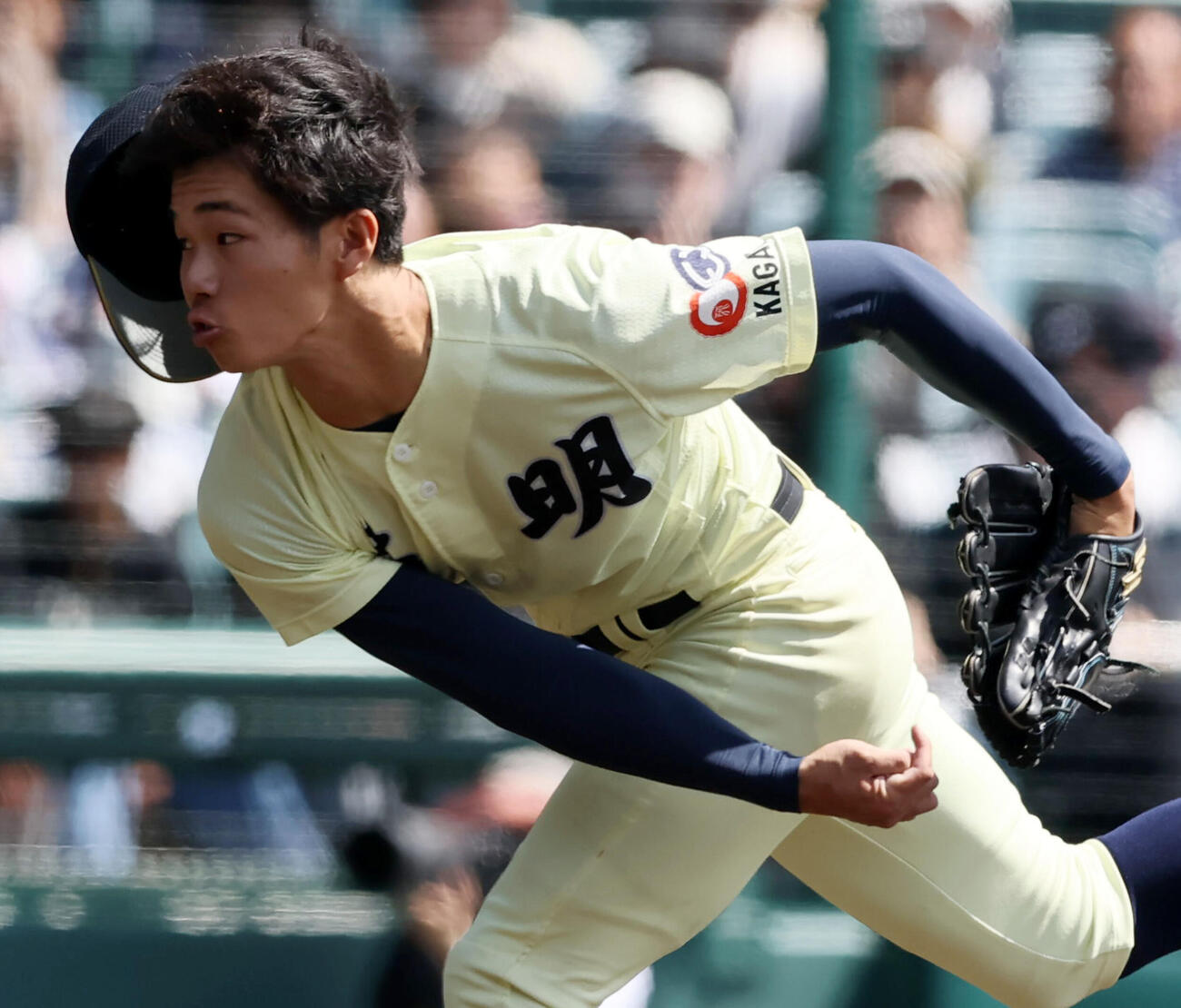 英明対東北　4回裏、英明・松本倫は帽子を飛ばして力投を見せる（撮影・加藤哉）