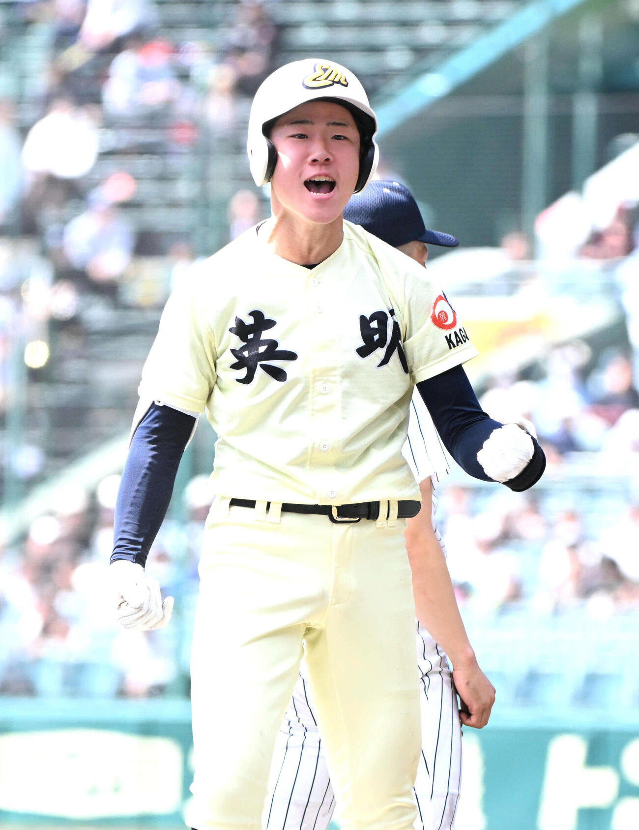 英明対東北　6回表英明2死一、三塁　松原蒼真は2点適時三塁打を放ちガッツポーズをする（撮影・石井愛子）