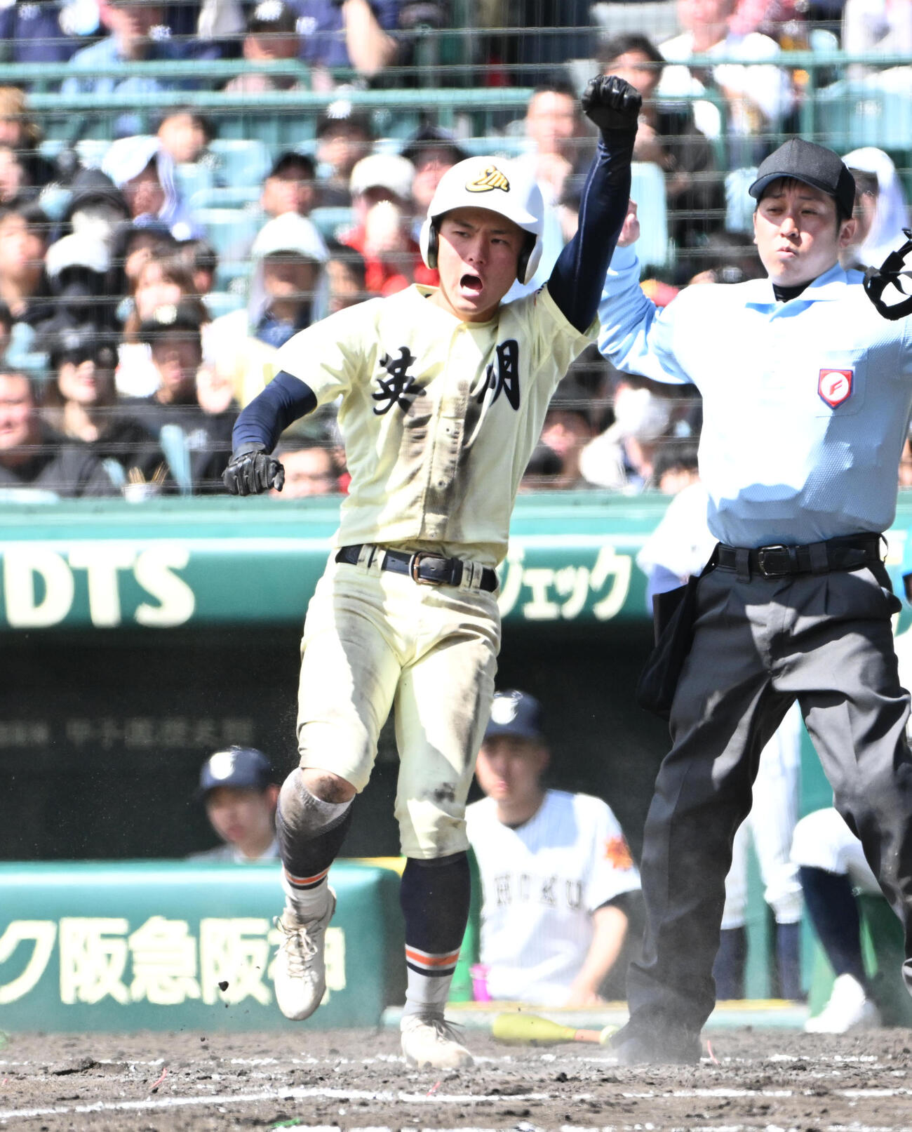 英明対東北　4回表英明2死一、二塁　前田渉の適時打で生還する矢野壮馬（撮影・石井愛子）