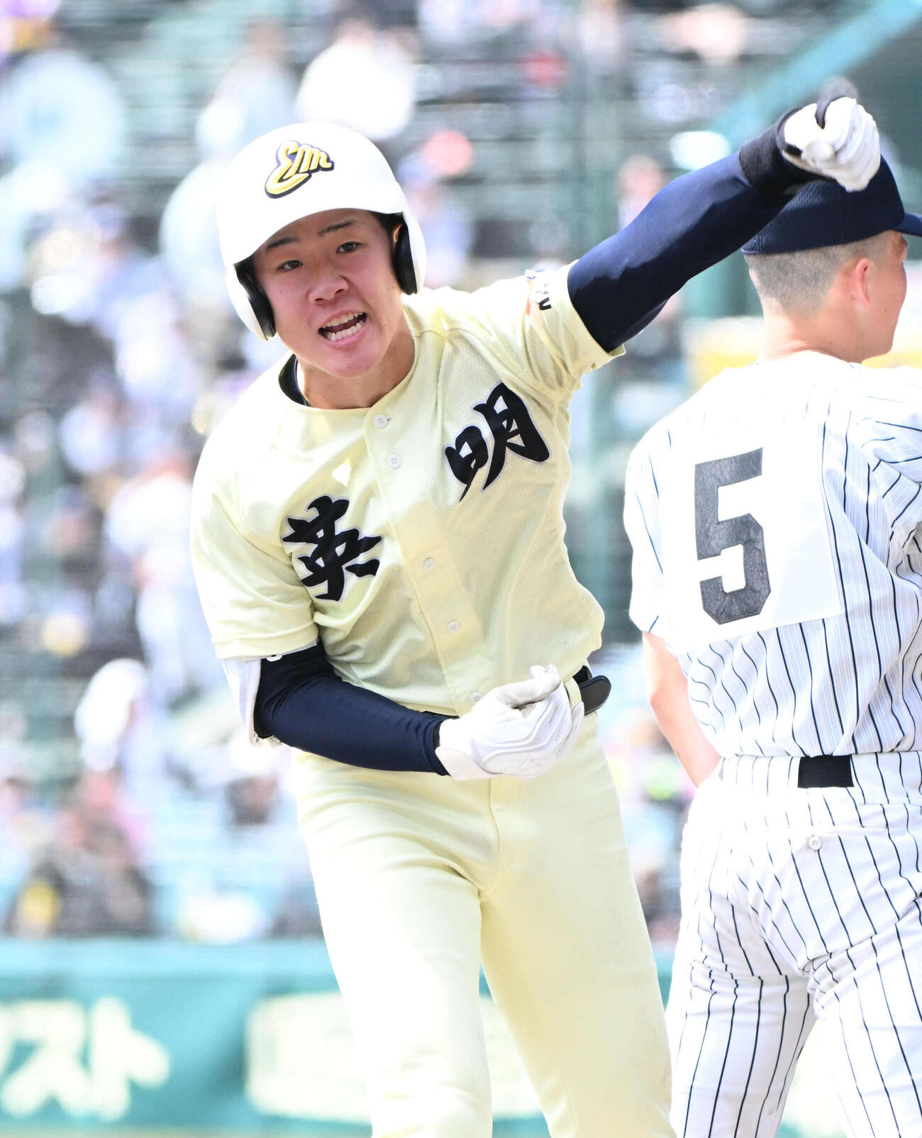 英明対東北　6回表英明2死一、三塁　松原は2点適時三塁打を放ちガッツポーズをする（撮影・石井愛子）