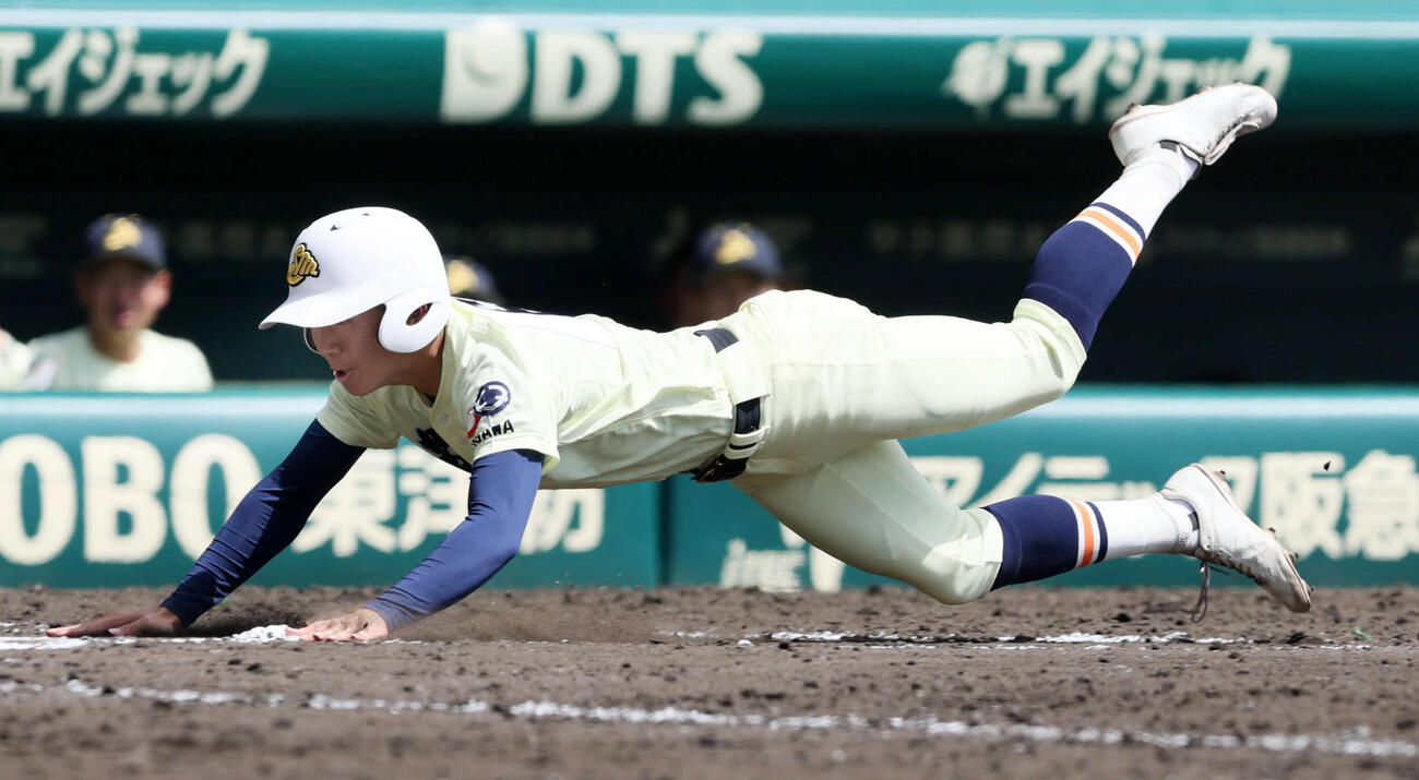英明対東北　6回表英明2死一、三塁、松原の2点適時三塁打で生還する一走池田（撮影・加藤哉）