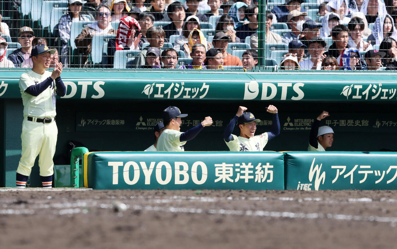 英明対東北　4回表英明1死一、二塁、前田の勝ち越し適時打で喜ぶベンチのナイン（撮影・加藤哉）