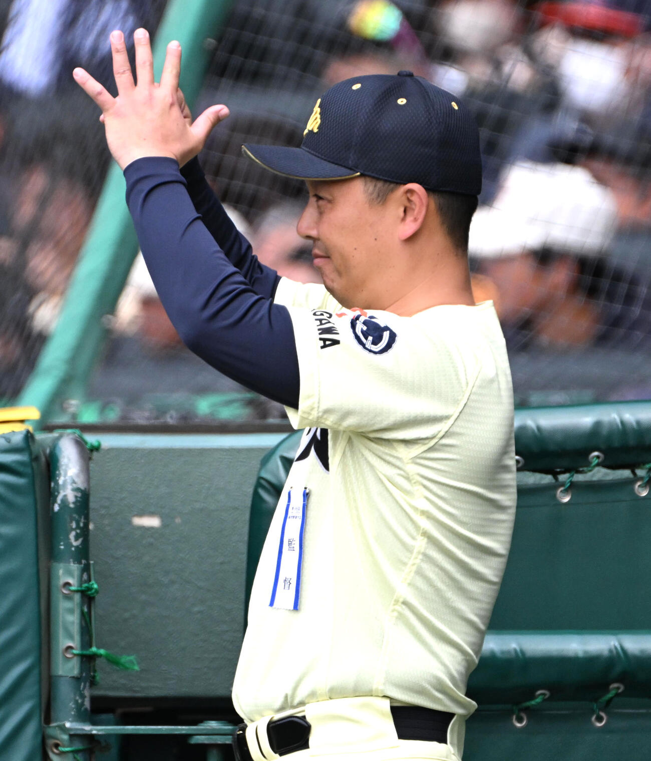 英明対東北　ナインに声をかける英明の香川純平監督（撮影・石井愛子）