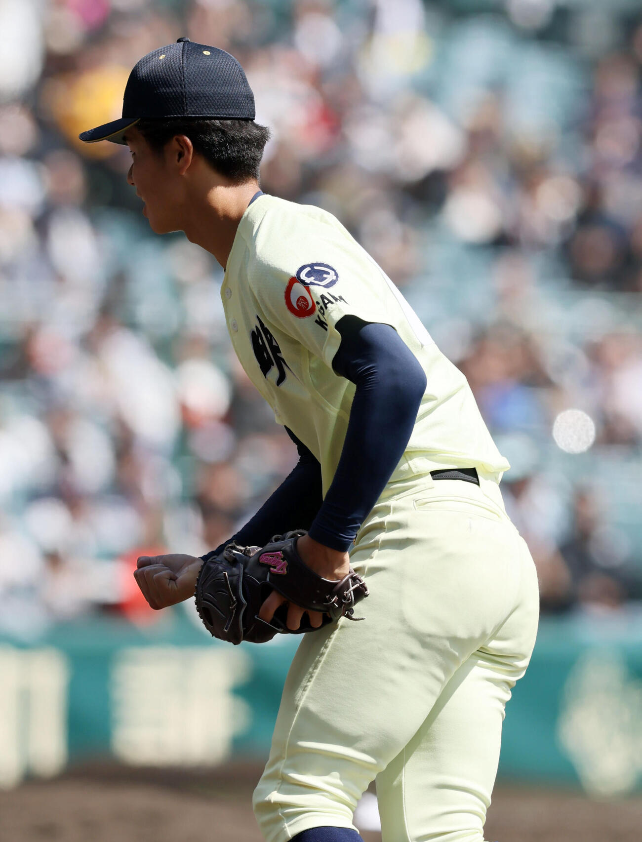 英明対東北　9回裏東北2死一、二塁、松本倫は代打日野を一飛に打ち取りガッツポーズを見せる（撮影・加藤哉）