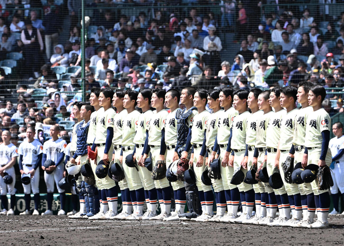 英明対東北　東北に勝利しア校歌を歌う英明ナイン（撮影・石井愛子）