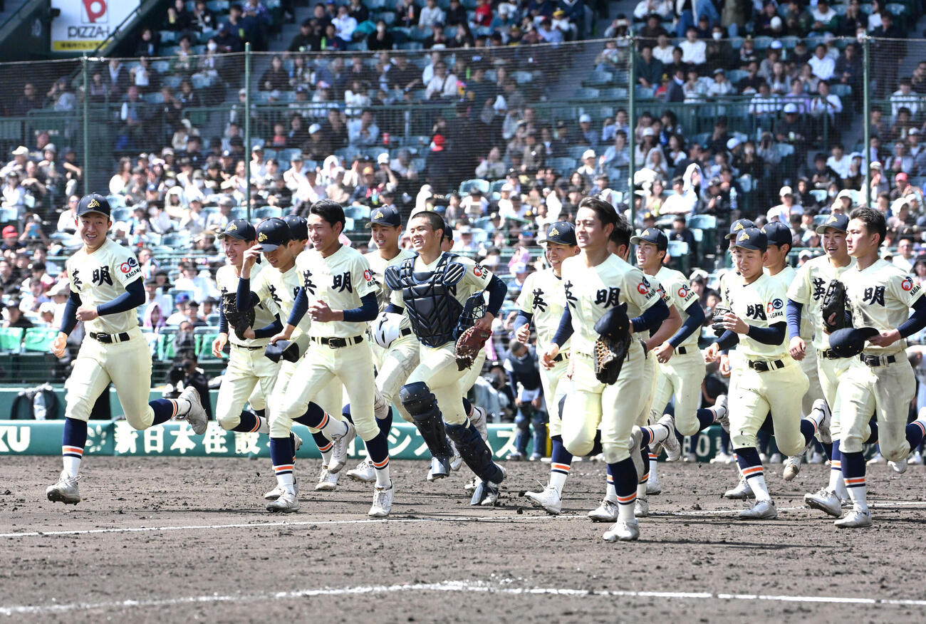 英明対東北　東北に勝利しアルプスに駆け出す英明ナイン（撮影・石井愛子）