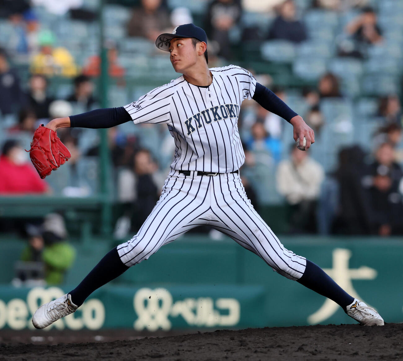 九州国際大付対専大松戸　4回裏、九州国際大付2番手で登板する岩見（撮影・加藤哉）