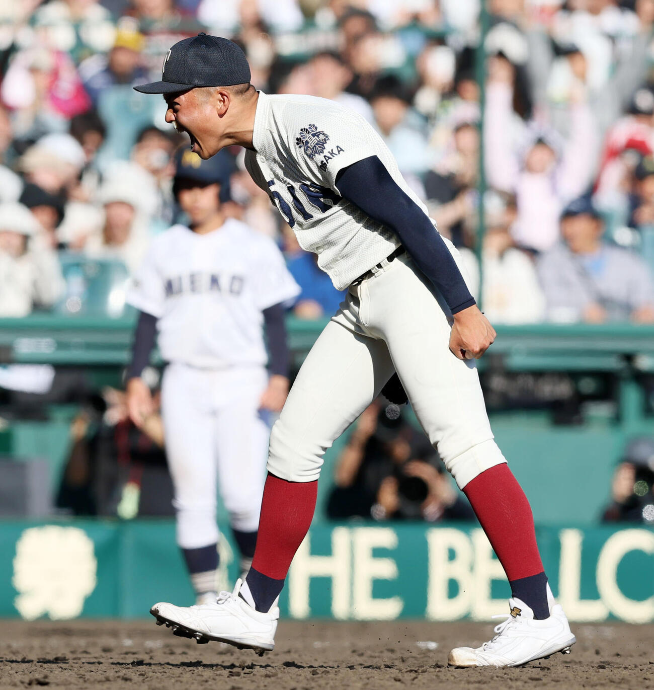 大阪桐蔭対三重　10回裏三重2死一、二塁、小川は猿木を三振に仕留め雄たけびをあげる（撮影・加藤哉）