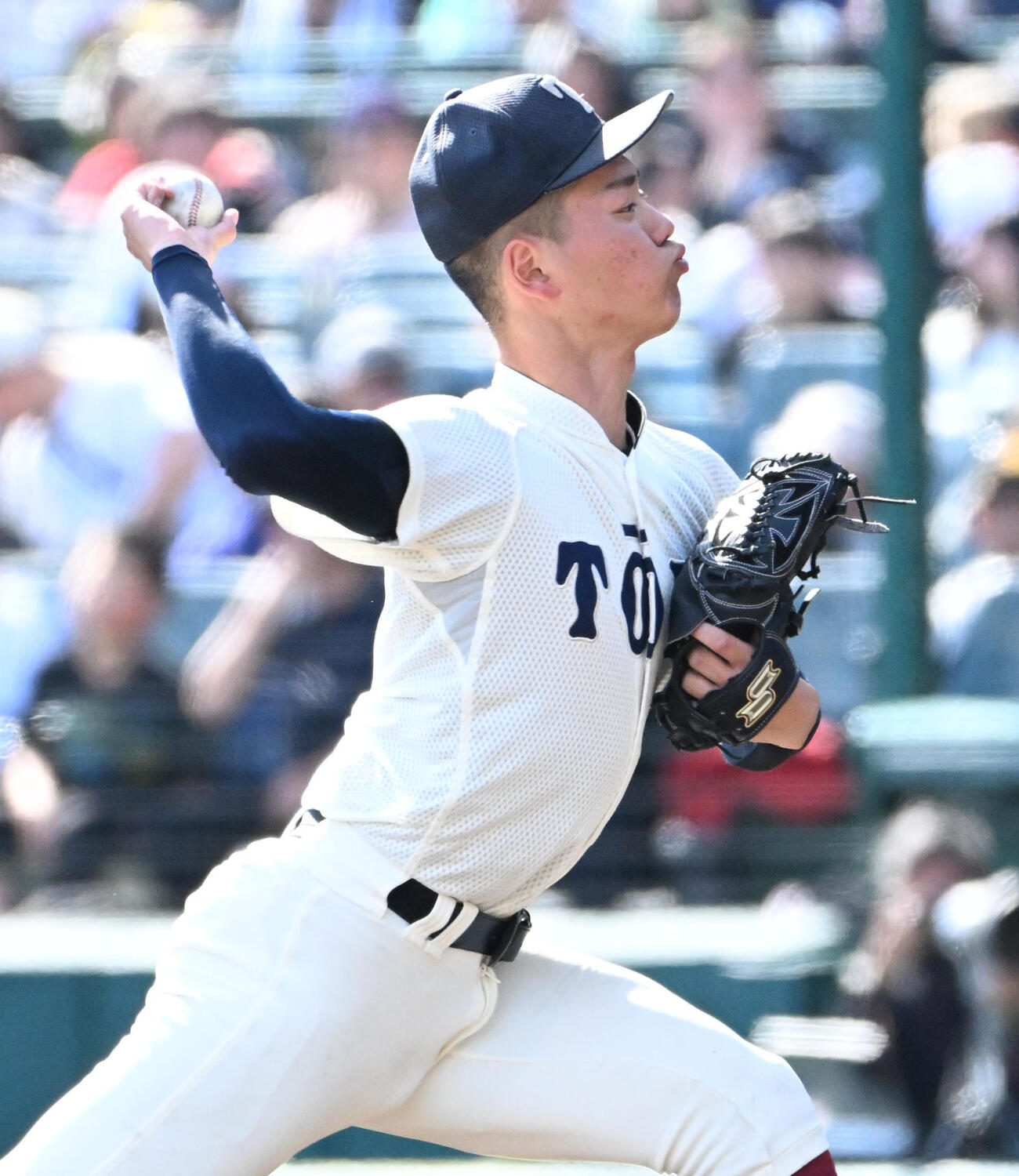 大阪桐蔭対三重　大阪桐蔭2番手の石原慶人（撮影・石井愛子）