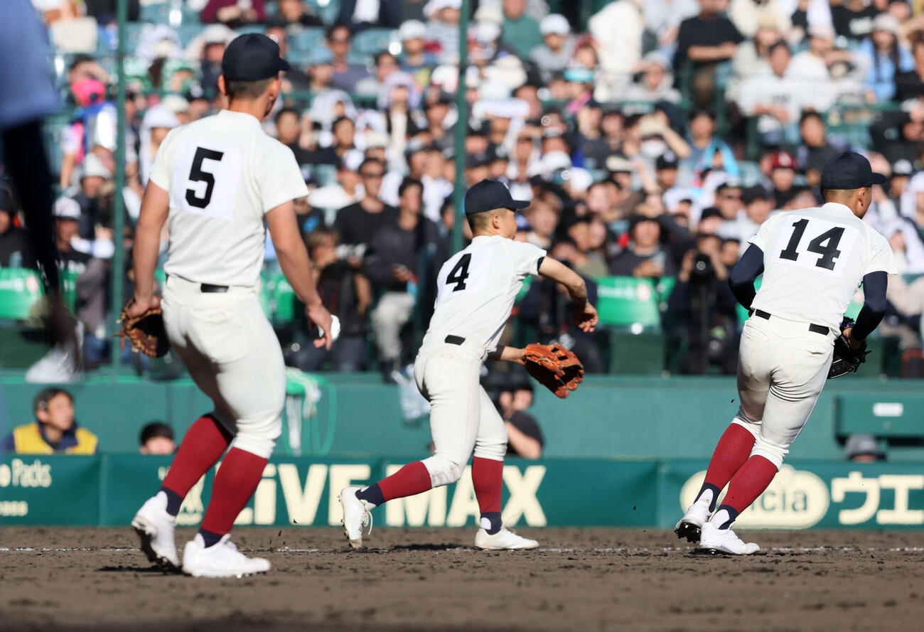 大阪桐蔭対三重　10回裏三重無死一、二塁、河口のバントを捕球し三塁へ送球する黒川（撮影・加藤哉）