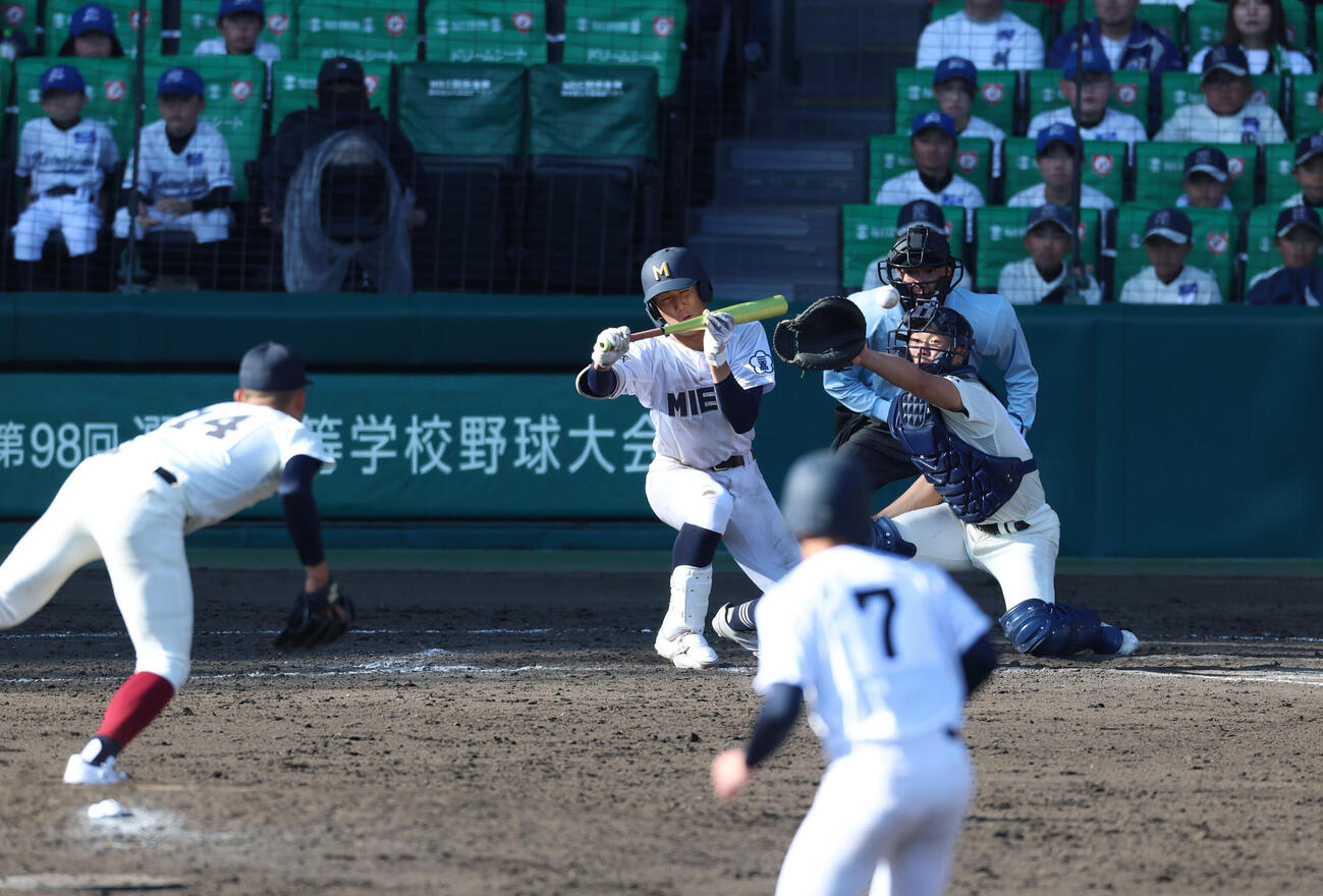 大阪桐蔭対三重　10回裏三重無死一、二塁、河口は送りバントを試みるも失敗。投手小川