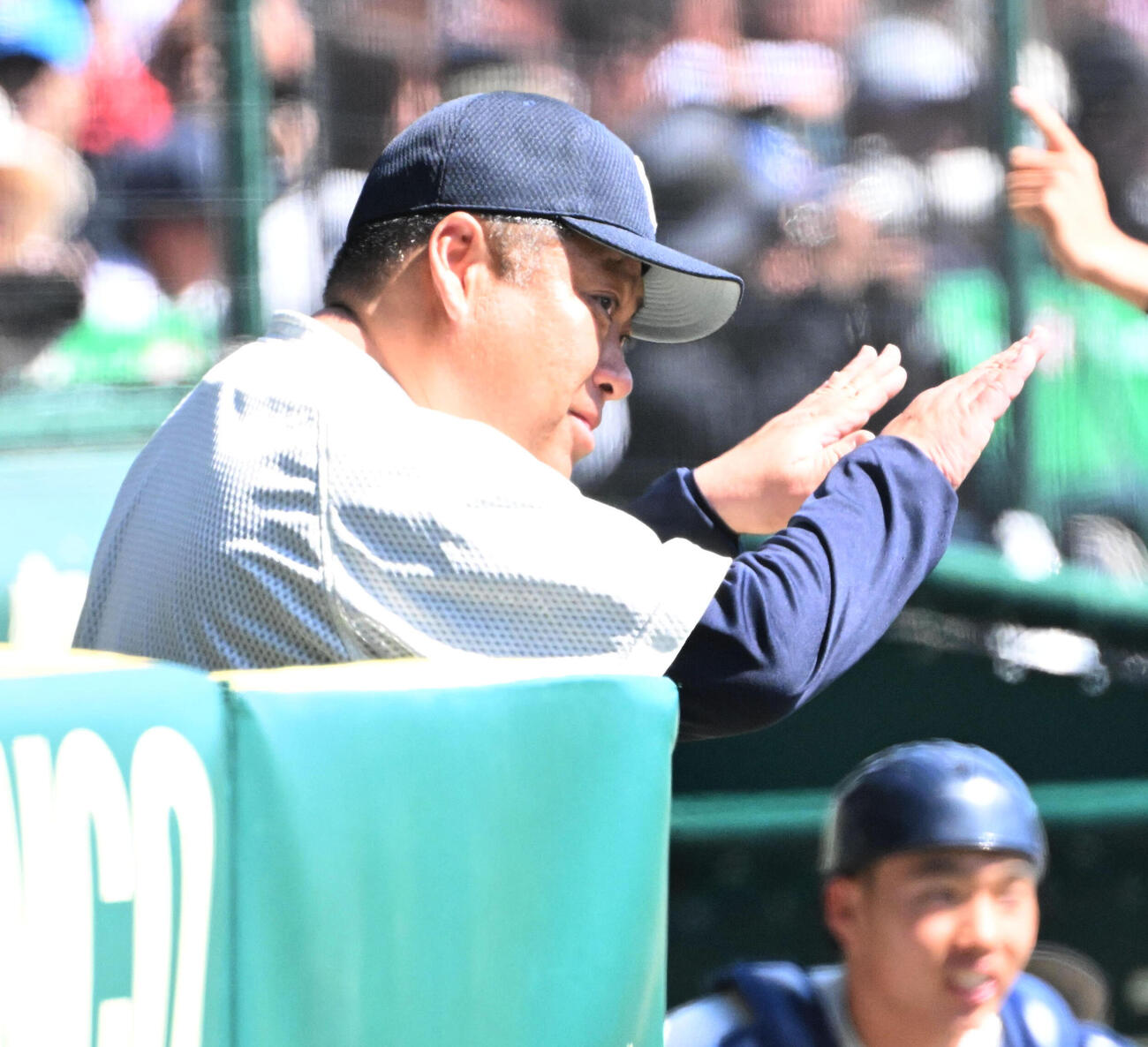 選手に声をかける大阪桐蔭・西谷浩一監督（撮影・石井愛子）