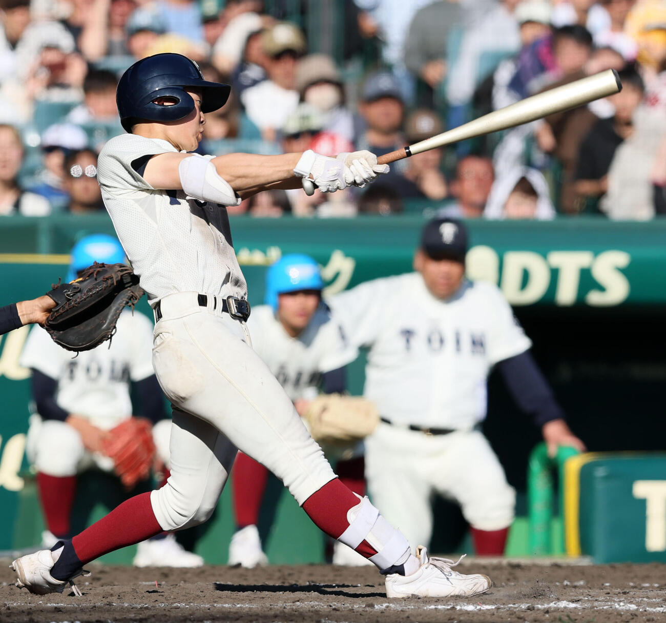 大阪桐蔭対三重　10回表大阪桐蔭無死二、三塁、中島は中犠飛を打ち上げ勝ち越しに成功（撮影・加藤哉）