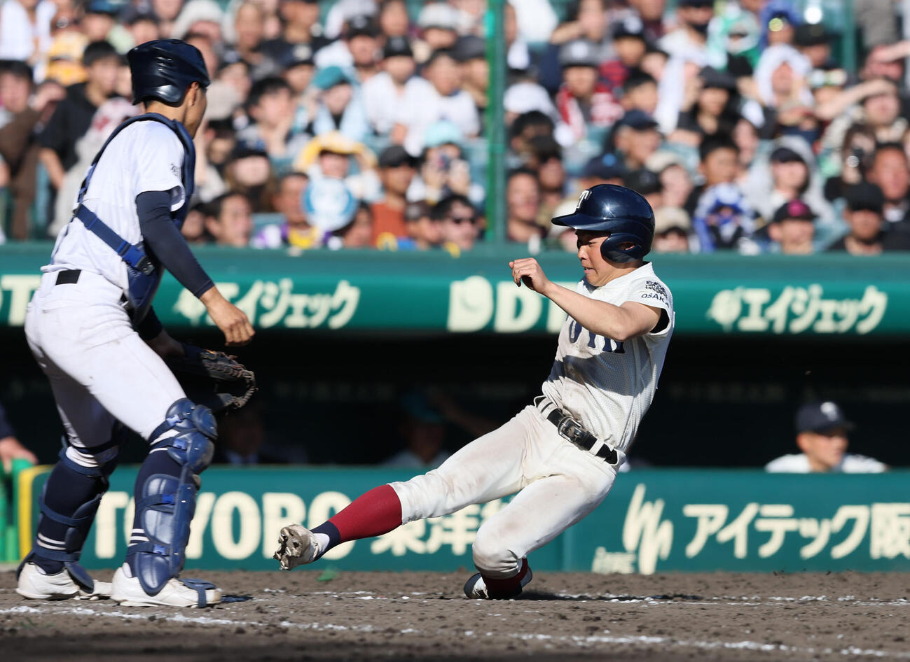 大阪桐蔭対三重　10回表大阪桐蔭無死二、三塁、中島の中犠飛で三走黒川が生還（撮影・加藤哉）