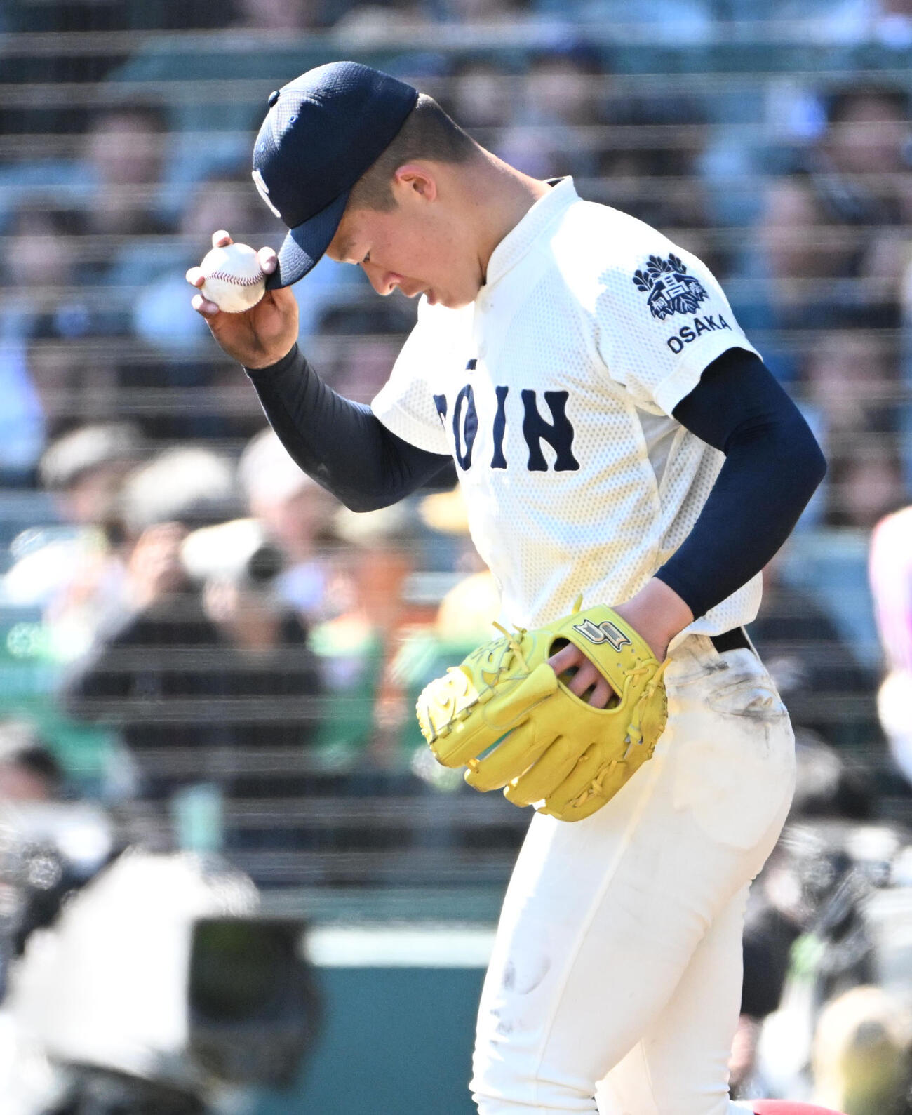 大阪桐蔭対三重　4回裏三重2死二、三塁　水野央清の打席時、暴投をし肩を落とす大阪桐蔭の吉岡貫介（撮影・石井愛子）