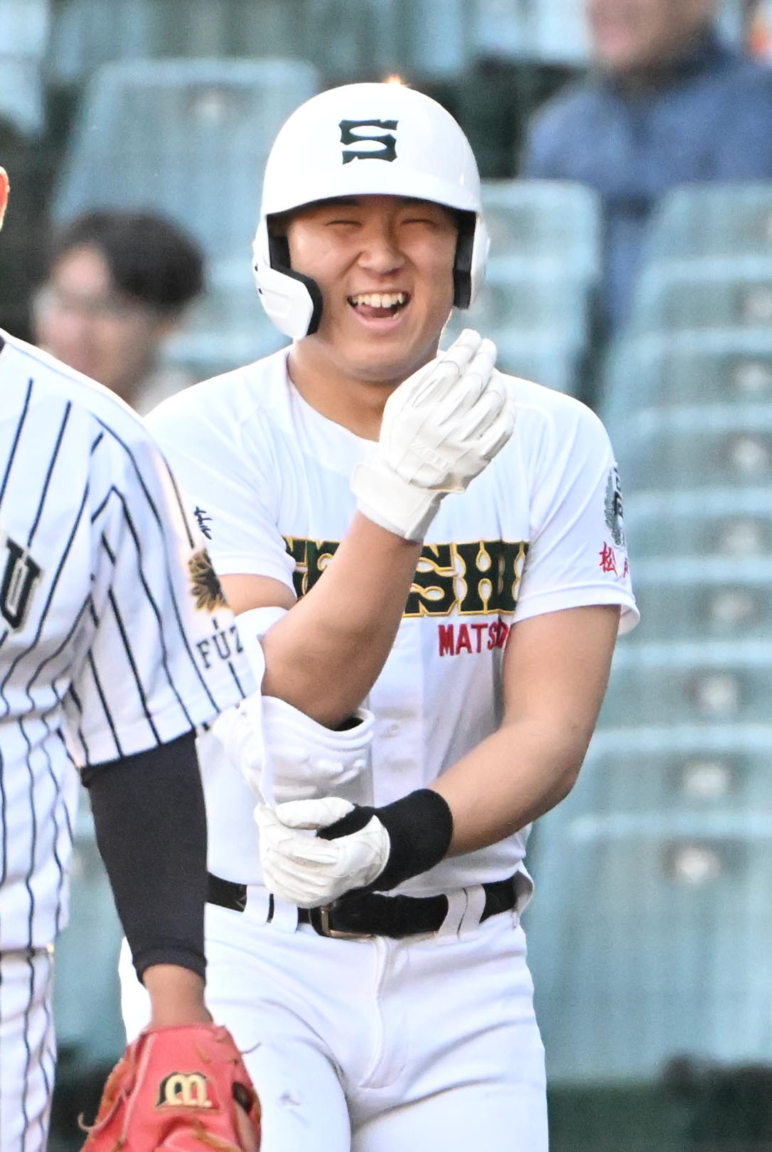 九州国際大対専大松戸　3回裏専大松戸1死満塁　吉岡伸太朗は同点の内野適時打を放つ（撮影・石井愛子）
