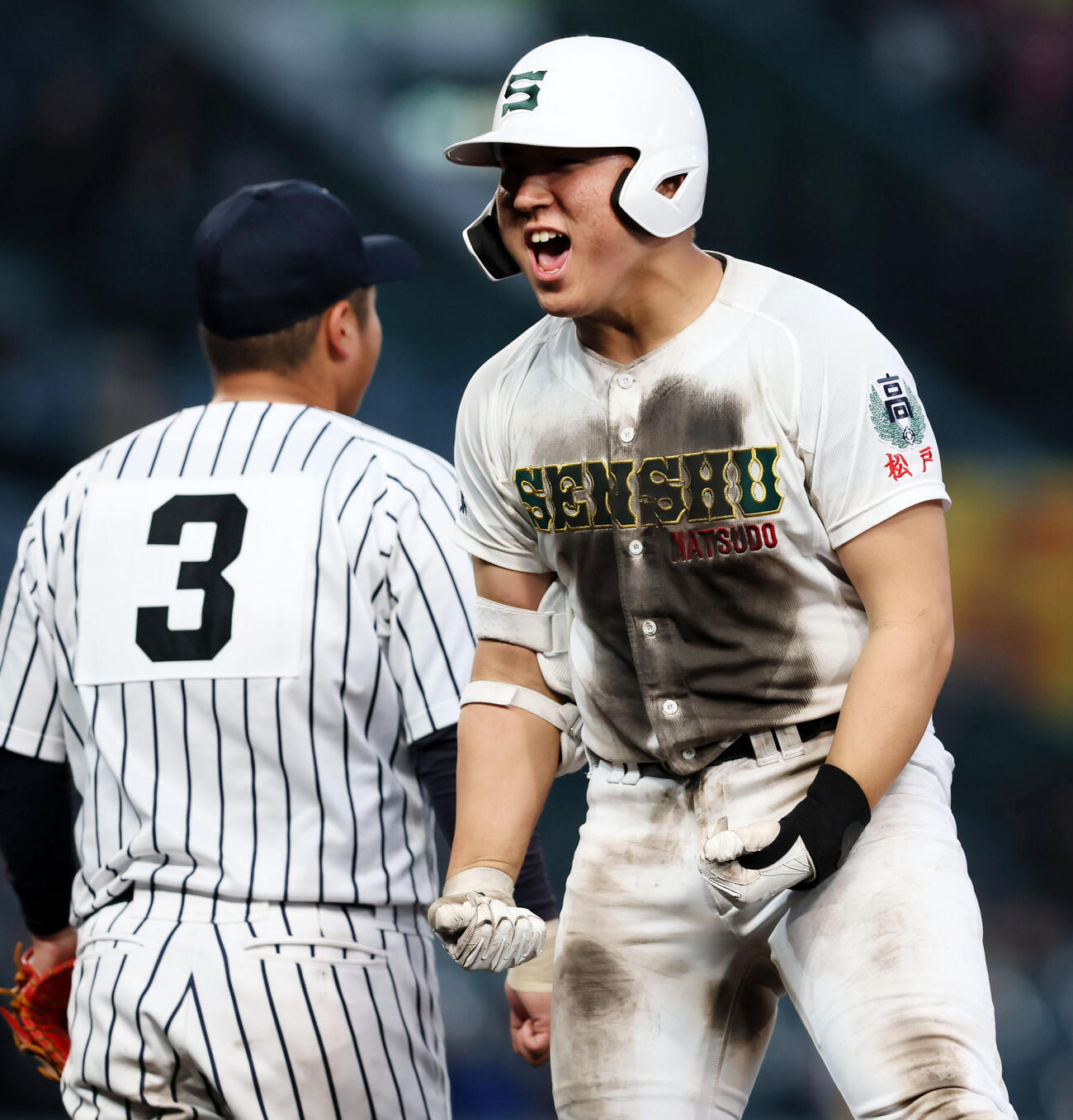 九州国際大付対専大松戸　7回裏専大松戸1死一、三塁、吉岡は左前適時打を放ちガッツポーズを見せる（撮影・加藤哉）