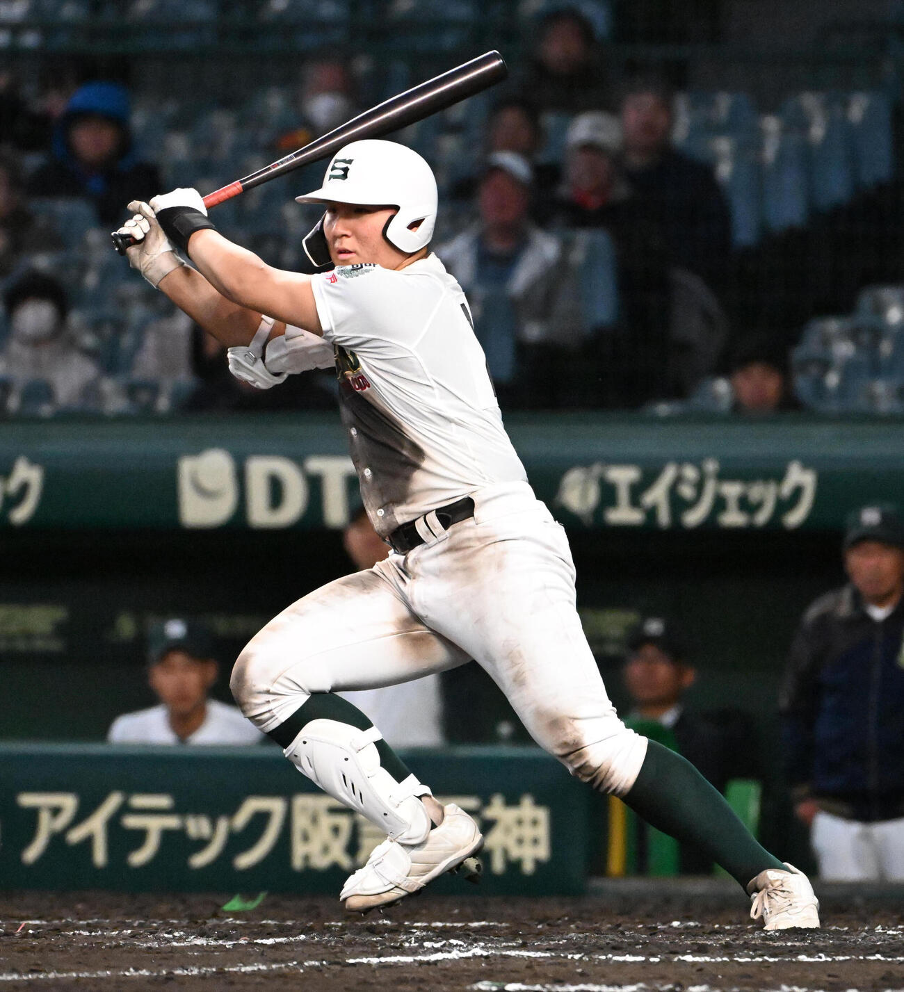 九州国際大対専大松戸　7回裏専大松戸1死一、三塁　吉岡伸太朗は左適時打を放つ（撮影・石井愛子）