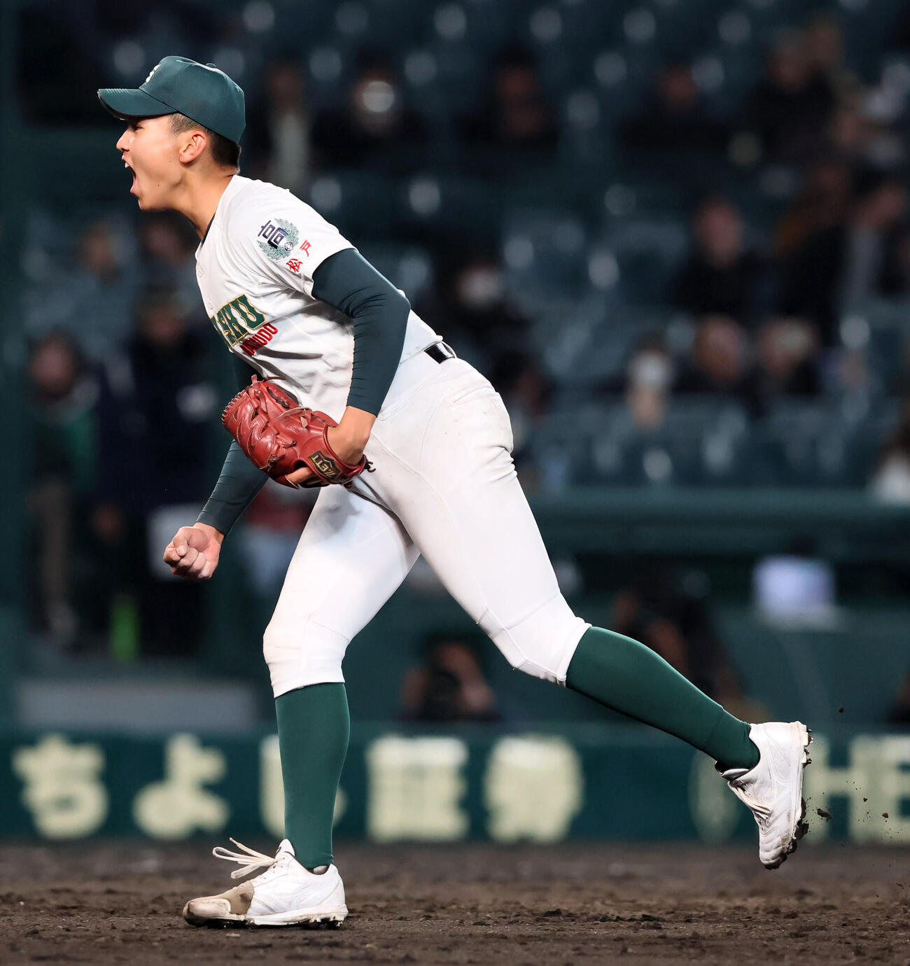九州国際大付対専大松戸　9回表九州国際大付2死、門倉は雪野を三振に仕留めガッツポーズを見せる（撮影・加藤哉）