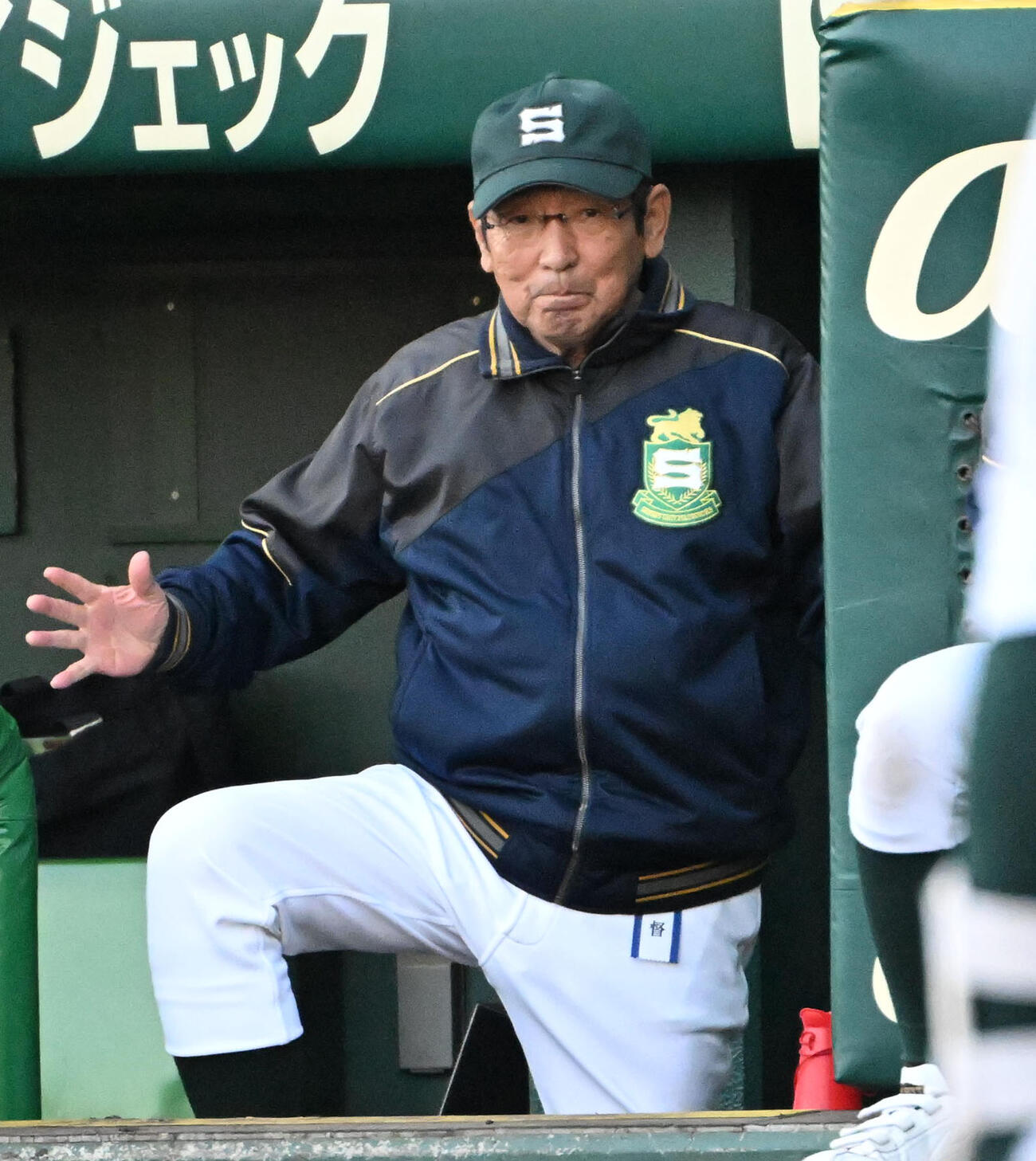 九州国際大対専大松戸　ナインに声をかける専大松戸の持丸監督（撮影・石井愛子）