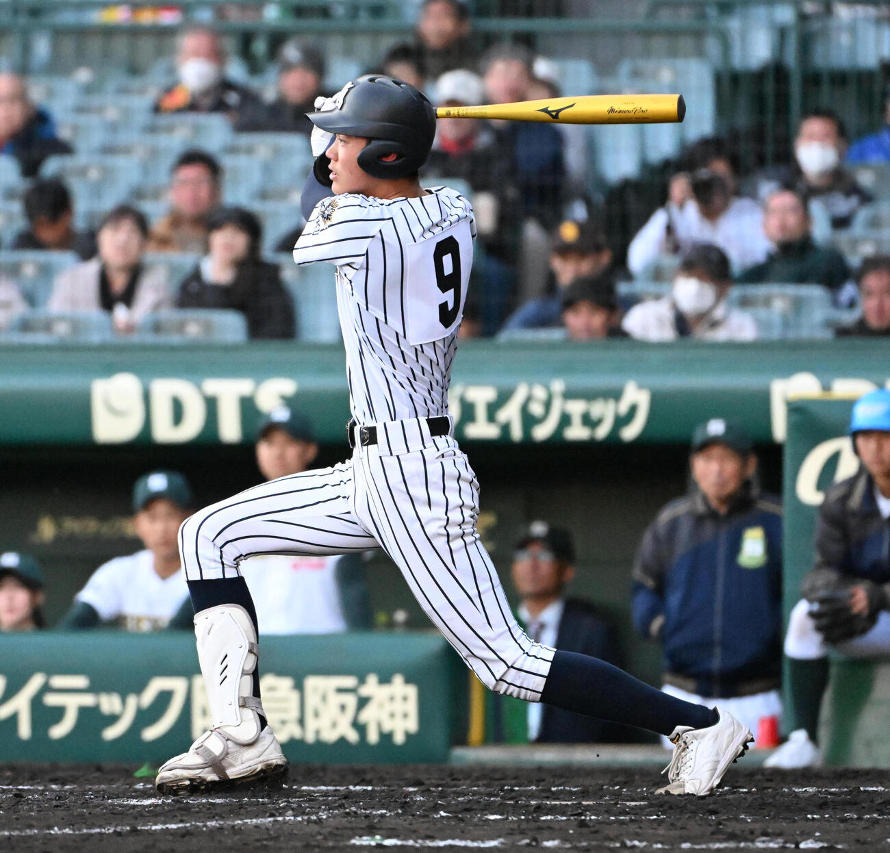 九州国際大対専大松戸　5回表九州国際大2死一、二塁　岩見輝晟は右適時打を放つ（撮影・石井愛子）