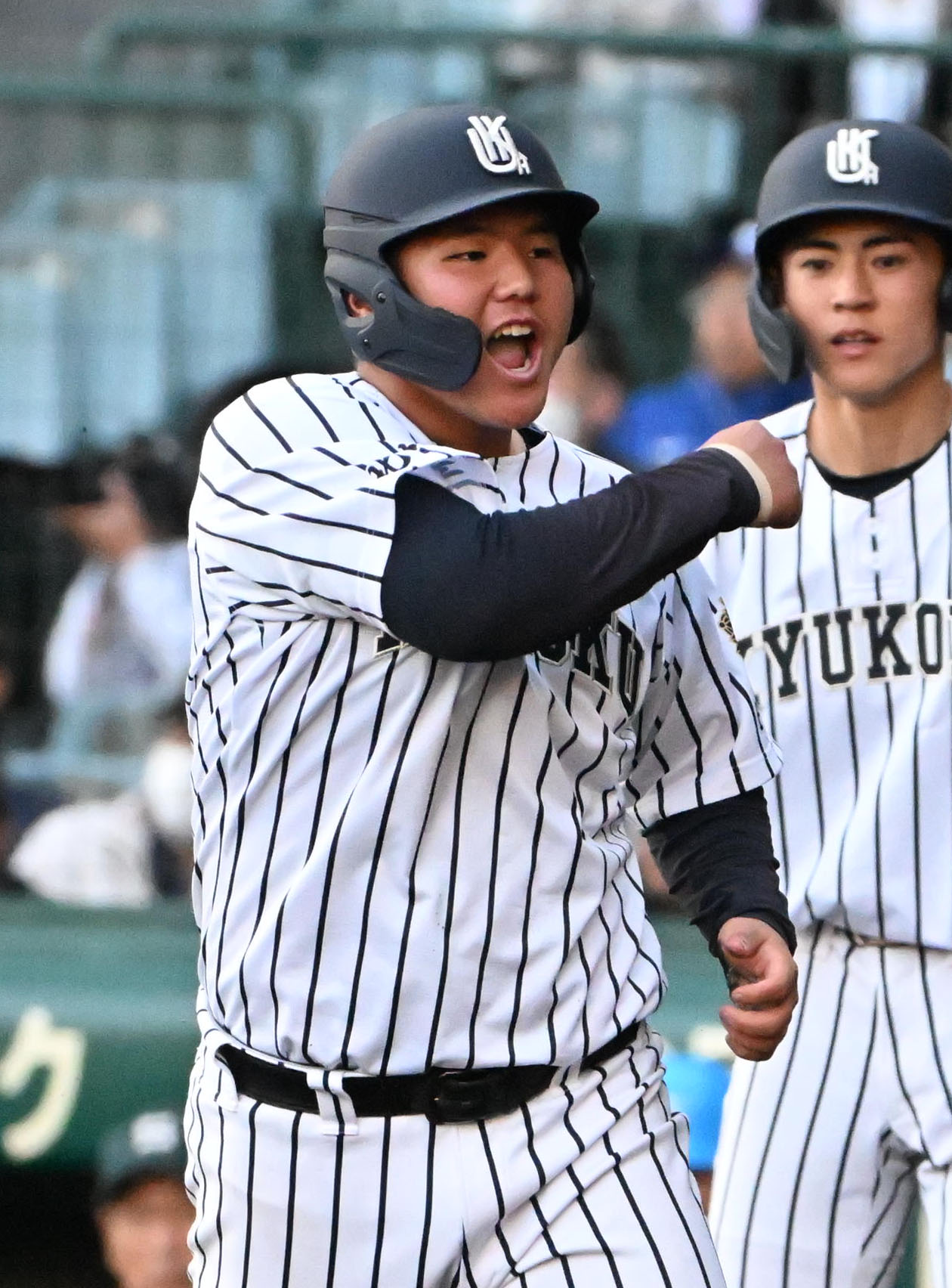 九州国際大対専大松戸　5回表九州国際大2死一、二塁　岩見輝晟の適時打で生還する上岡煌（撮影・石井愛子）