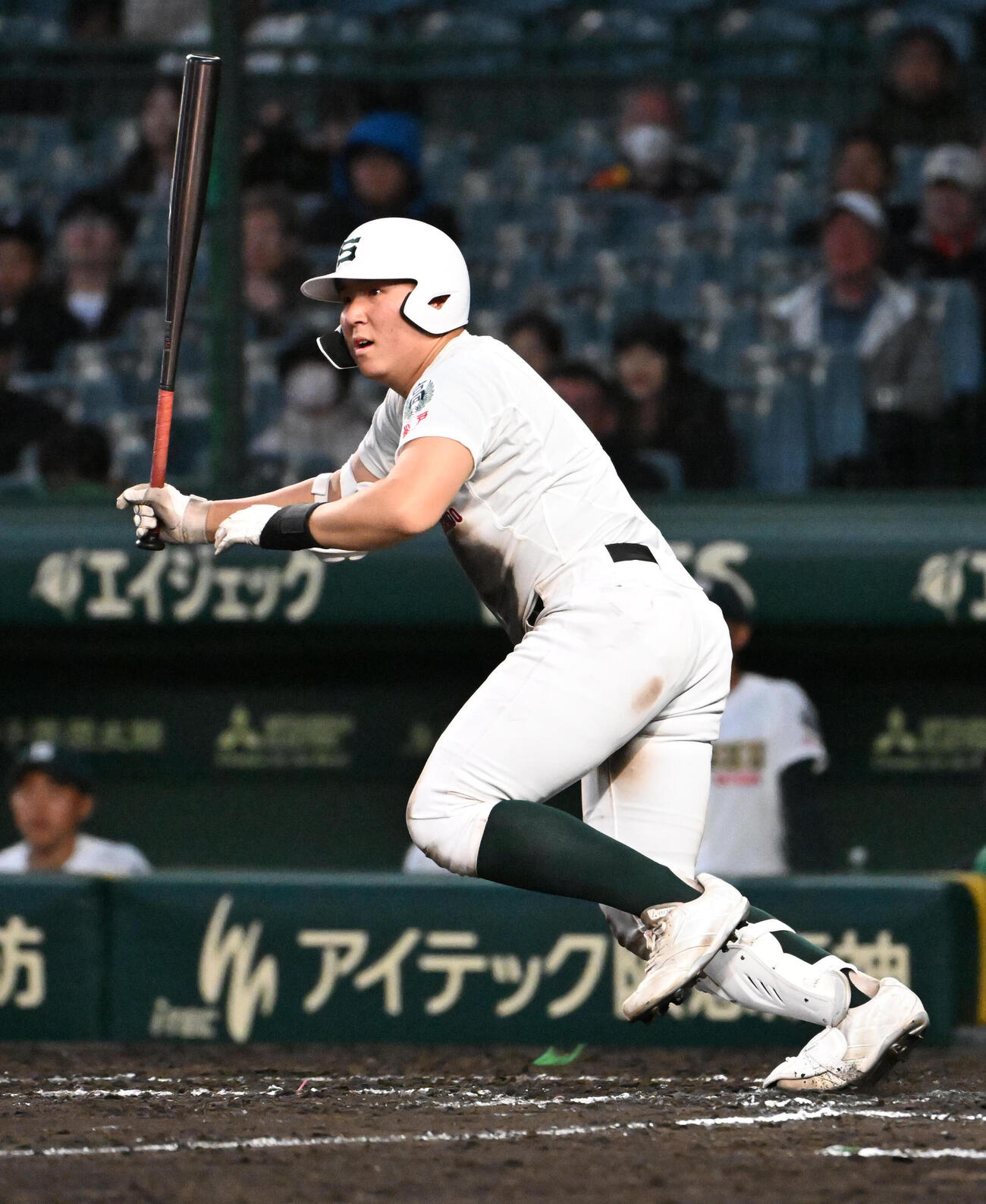 九州国際大対専大松戸　7回裏専大松戸1死一、三塁　吉岡伸太朗は左適時打を放つ（撮影・石井愛子）