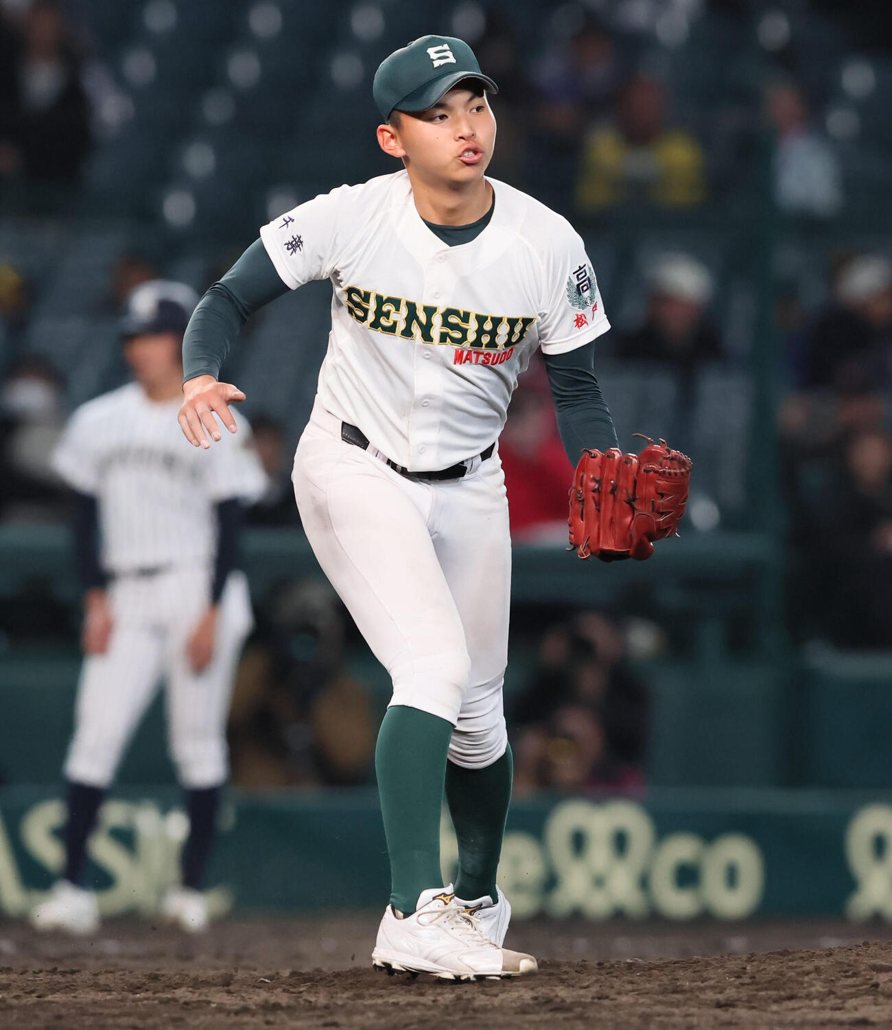 九州国際大付対専大松戸　9回表九州国際大付2死、門倉は雪野を三振に仕留めグラブを叩く（撮影・加藤哉）