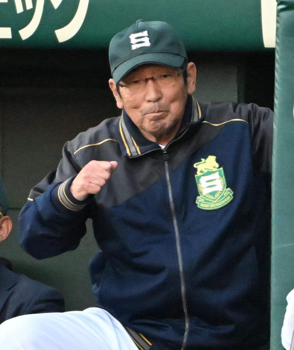 九州国際大対専大松戸　ナインに声をかける専大松戸の持丸修一監督（撮影・石井愛子）
