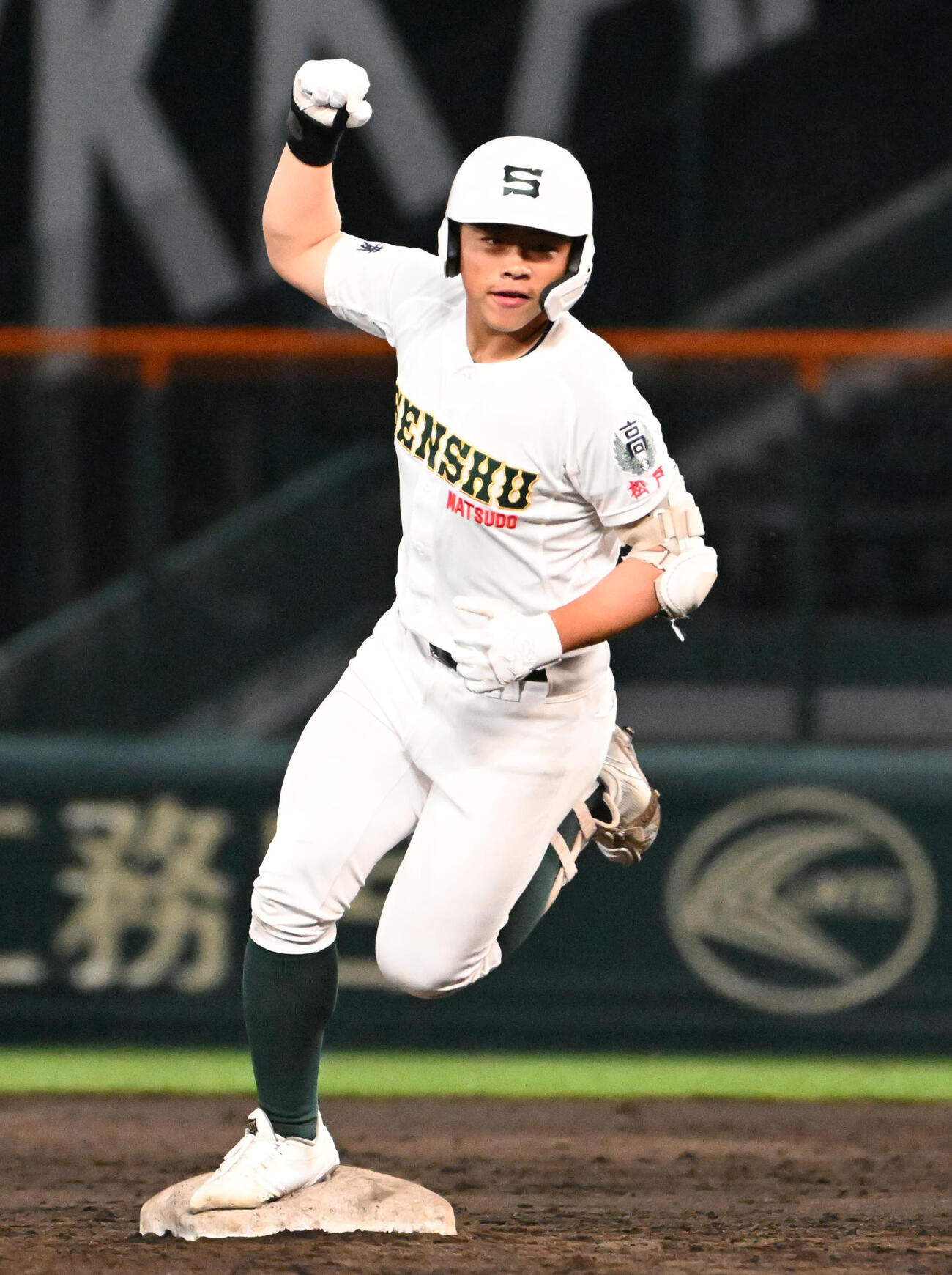 九州国際大対専大松戸　8回裏専大松戸1死二、三塁　吉田颯人は左越え3点本塁打を放つ（撮影・石井愛子）