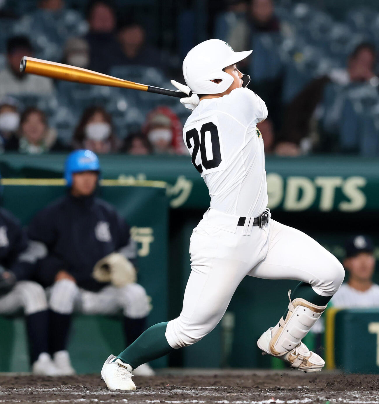 九州国際大付対専大松戸　8回裏専大松戸1死二、三塁、吉田は左越え3点本塁打を放つ（撮影・加藤哉）